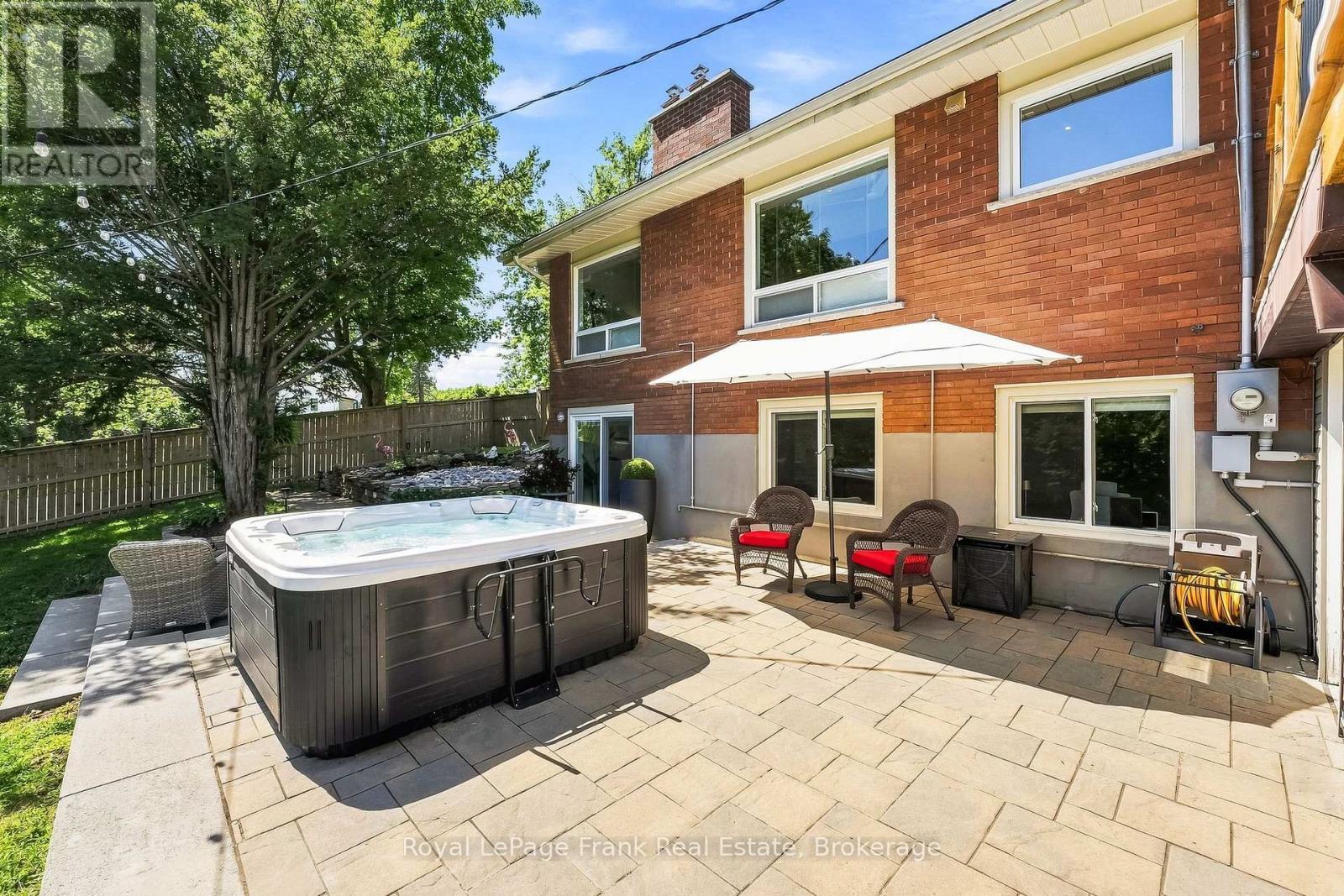 












2 CRESTWOOD AVENUE

,
Peterborough (Monaghan Ward 2),




Ontario
K9J1M8

