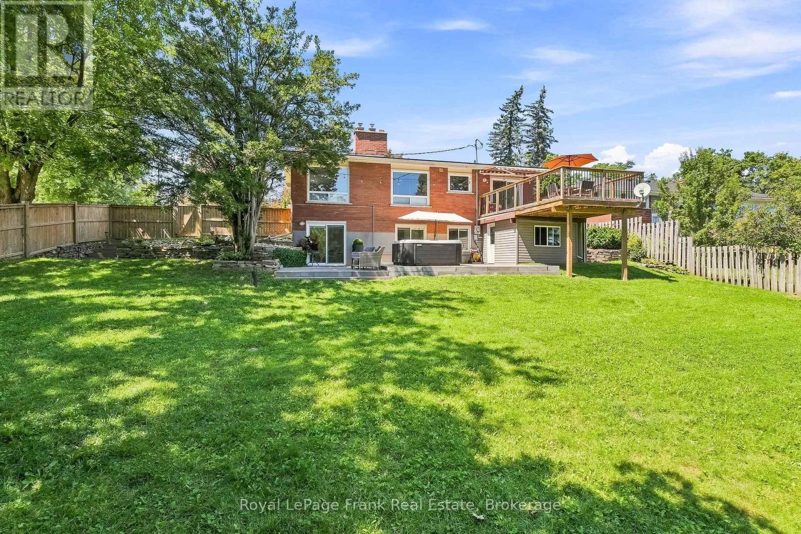 












2 CRESTWOOD AVENUE

,
Peterborough (Monaghan Ward 2),




Ontario
K9J1M8

