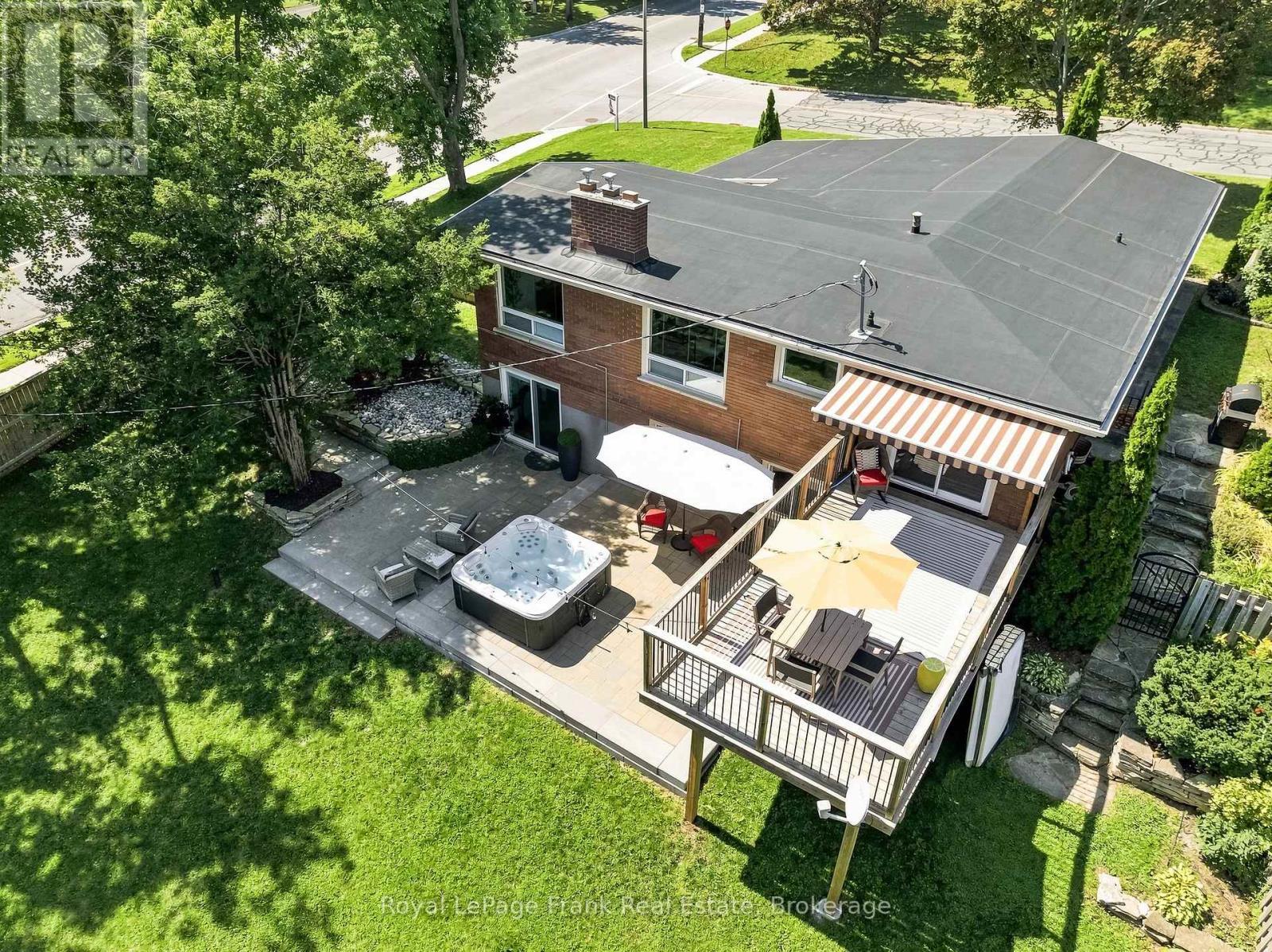 












2 CRESTWOOD AVENUE

,
Peterborough (Monaghan Ward 2),




Ontario
K9J1M8

