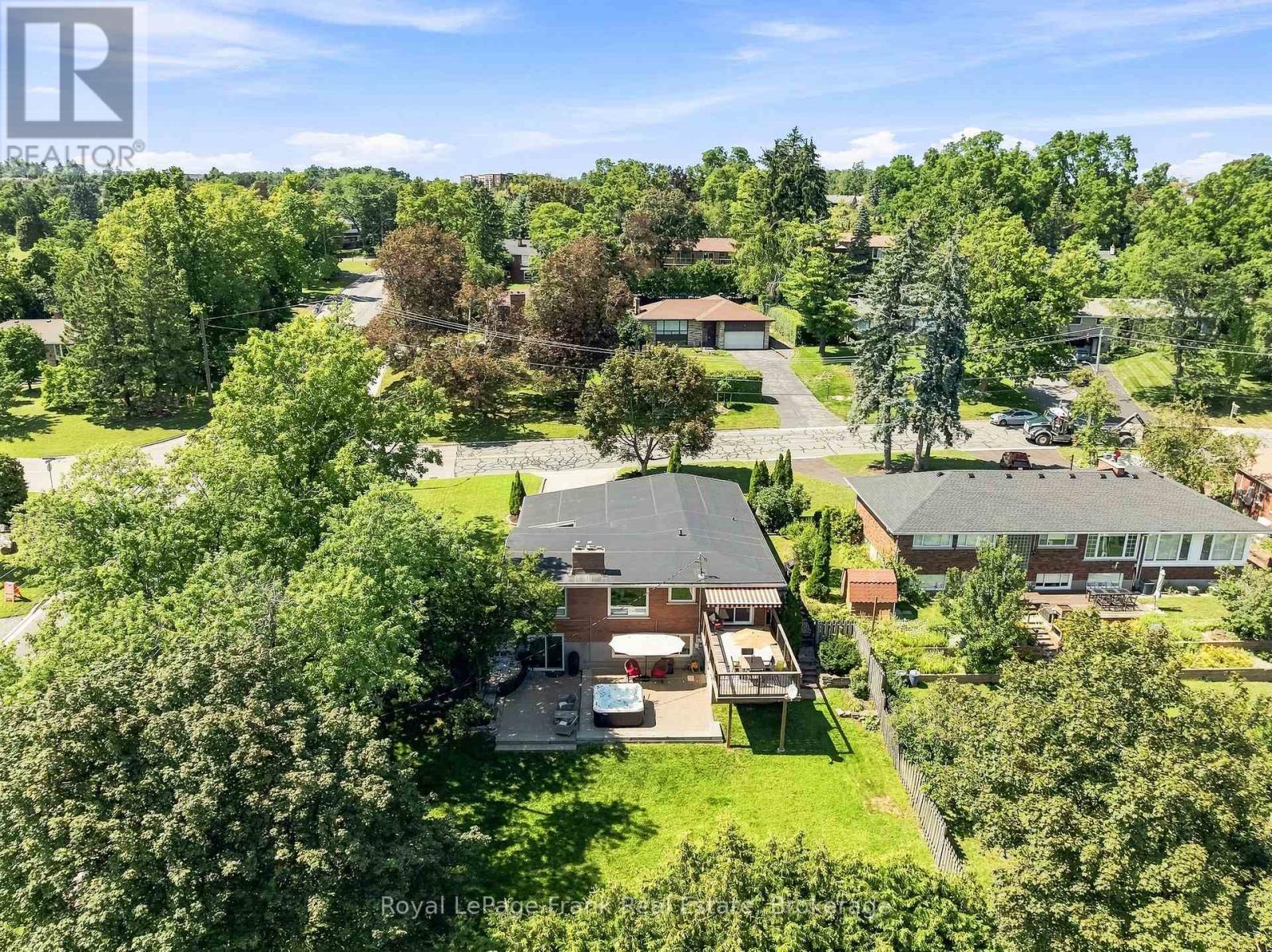 












2 CRESTWOOD AVENUE

,
Peterborough (Monaghan Ward 2),




Ontario
K9J1M8

