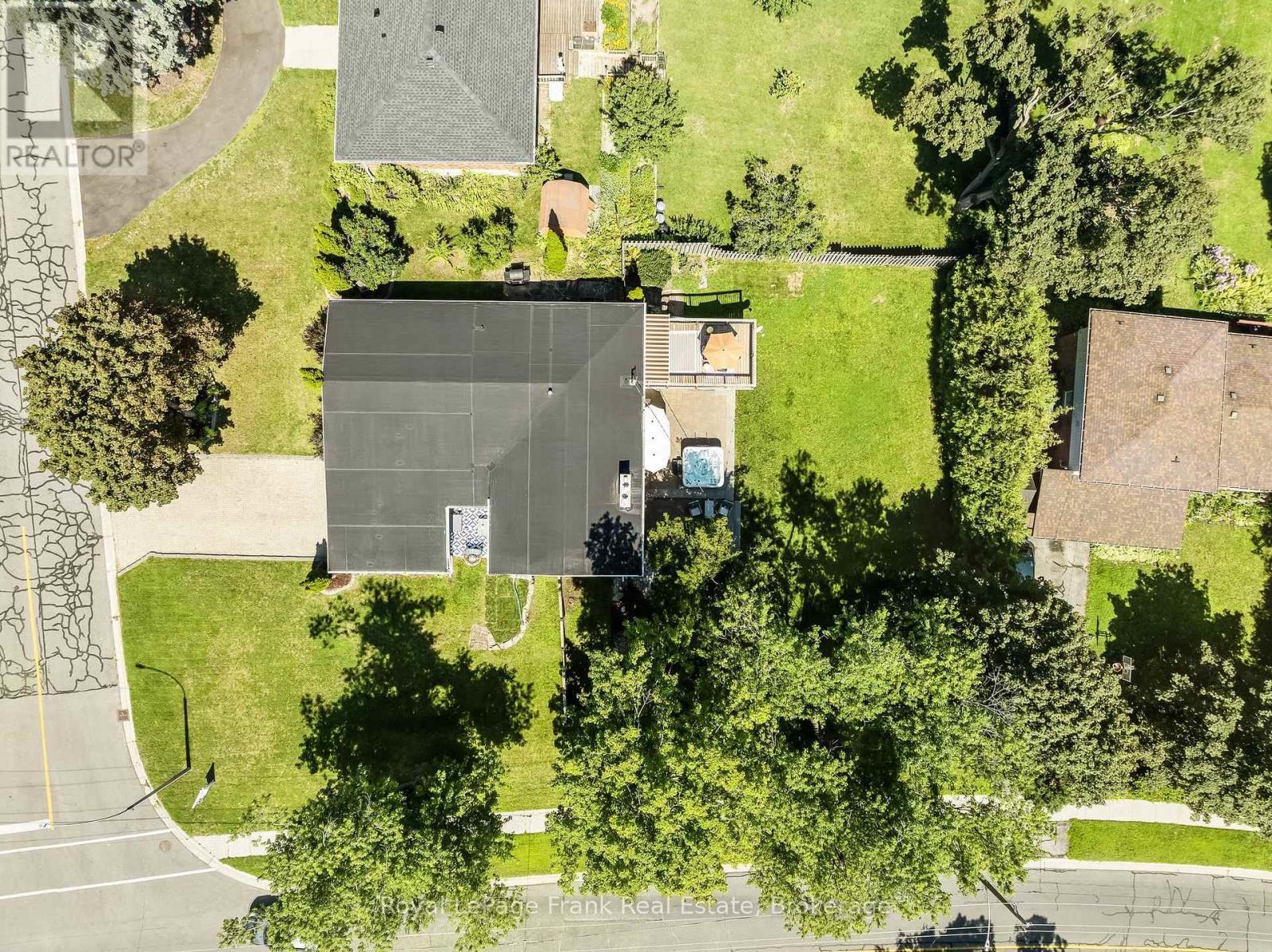 












2 CRESTWOOD AVENUE

,
Peterborough (Monaghan Ward 2),




Ontario
K9J1M8

