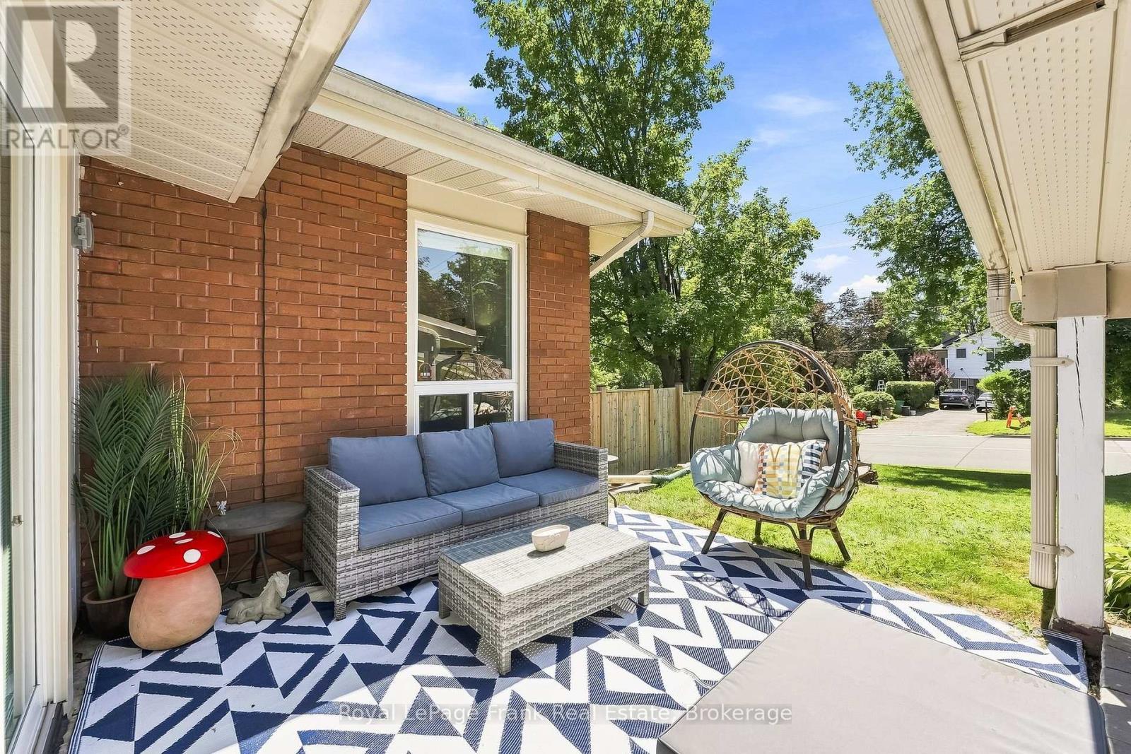 












2 CRESTWOOD AVENUE

,
Peterborough (Monaghan Ward 2),




Ontario
K9J1M8


