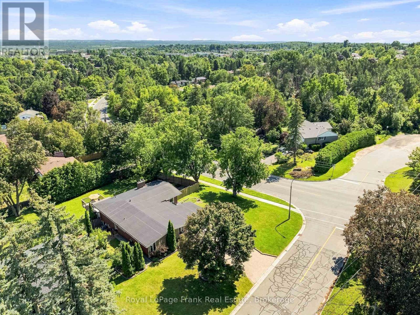












2 CRESTWOOD AVENUE

,
Peterborough (Monaghan Ward 2),




Ontario
K9J1M8

