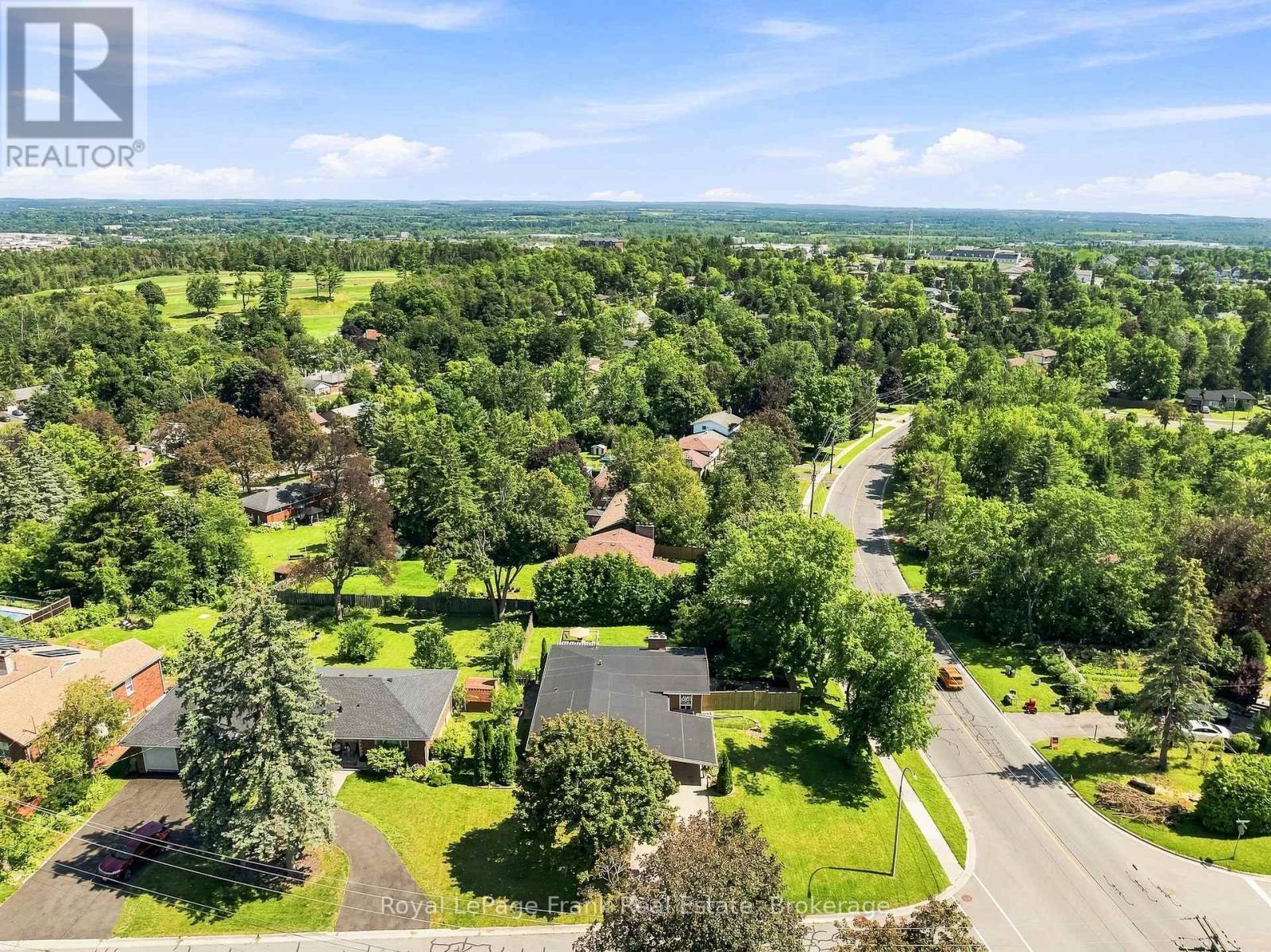 












2 CRESTWOOD AVENUE

,
Peterborough (Monaghan Ward 2),




Ontario
K9J1M8

