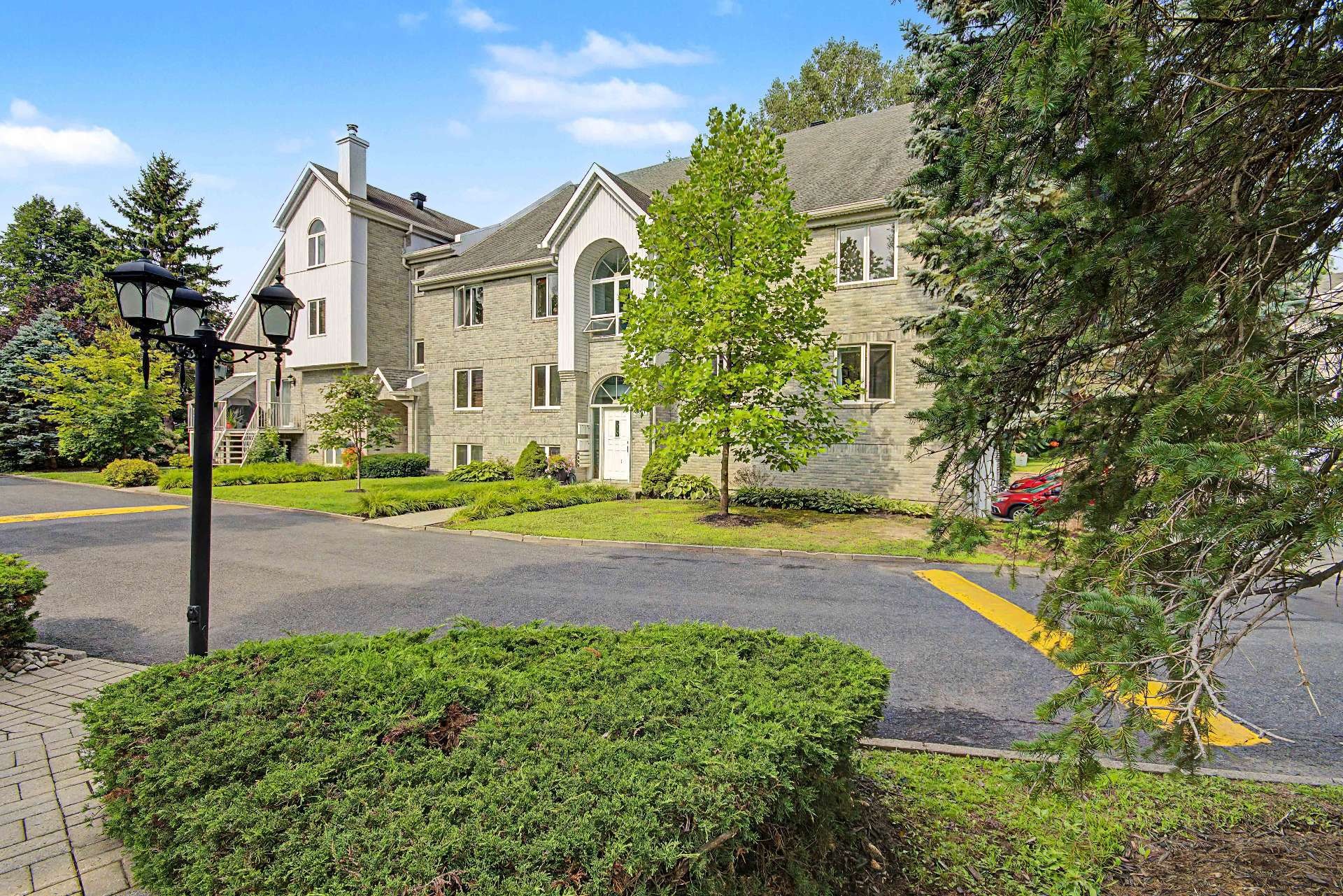 









1810


Rue De Chambly

, 3,
Saint-Bruno-de-Montarville,




QC
J3L6B4


