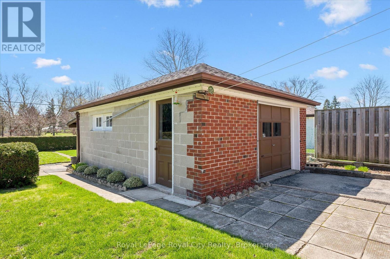 












133 EMMA STREET

,
Guelph (General Hospital),




Ontario
N1E1V2

