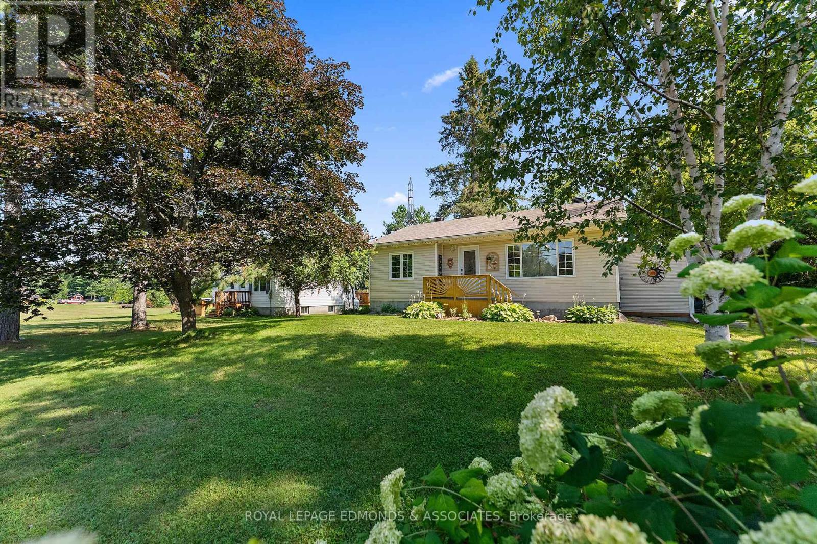 












11132 & 11140 ROUND LAKE ROAD

,
Laurentian Valley,




Ontario
K8A6W8

