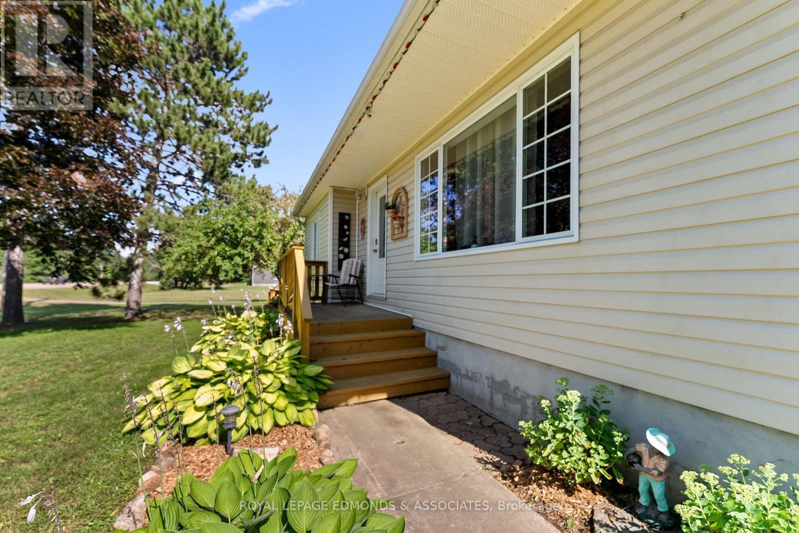 












11132 & 11140 ROUND LAKE ROAD

,
Laurentian Valley,




Ontario
K8A6W8

