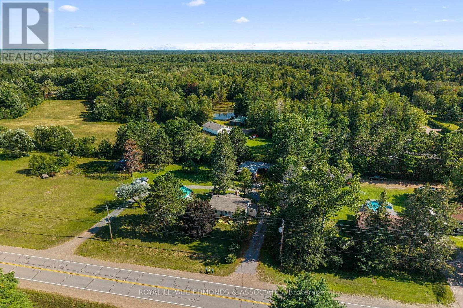 












11132 & 11140 ROUND LAKE ROAD

,
Laurentian Valley,




Ontario
K8A6W8

