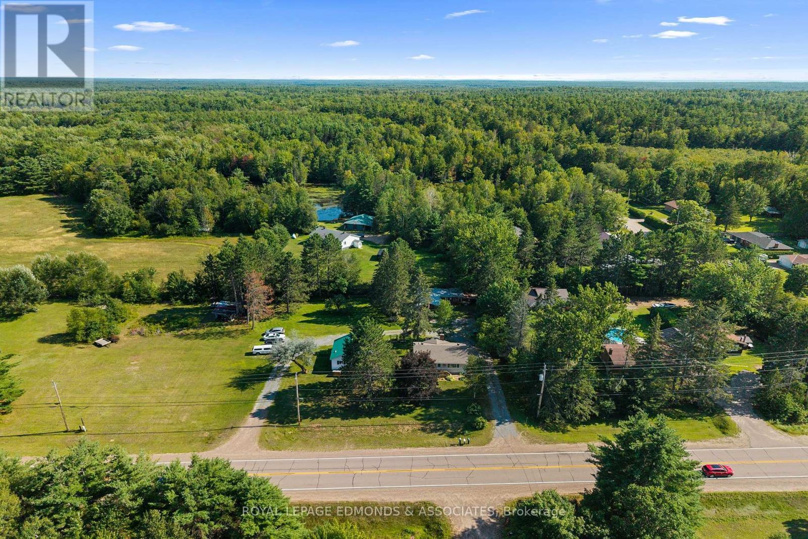 












11132 & 11140 ROUND LAKE ROAD

,
Laurentian Valley,




Ontario
K8A6W8

