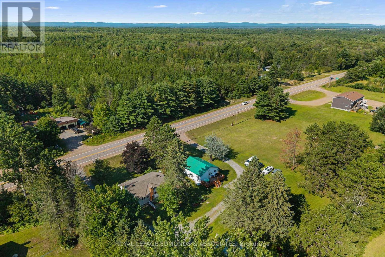 












11132 & 11140 ROUND LAKE ROAD

,
Laurentian Valley,




Ontario
K8A6W8

