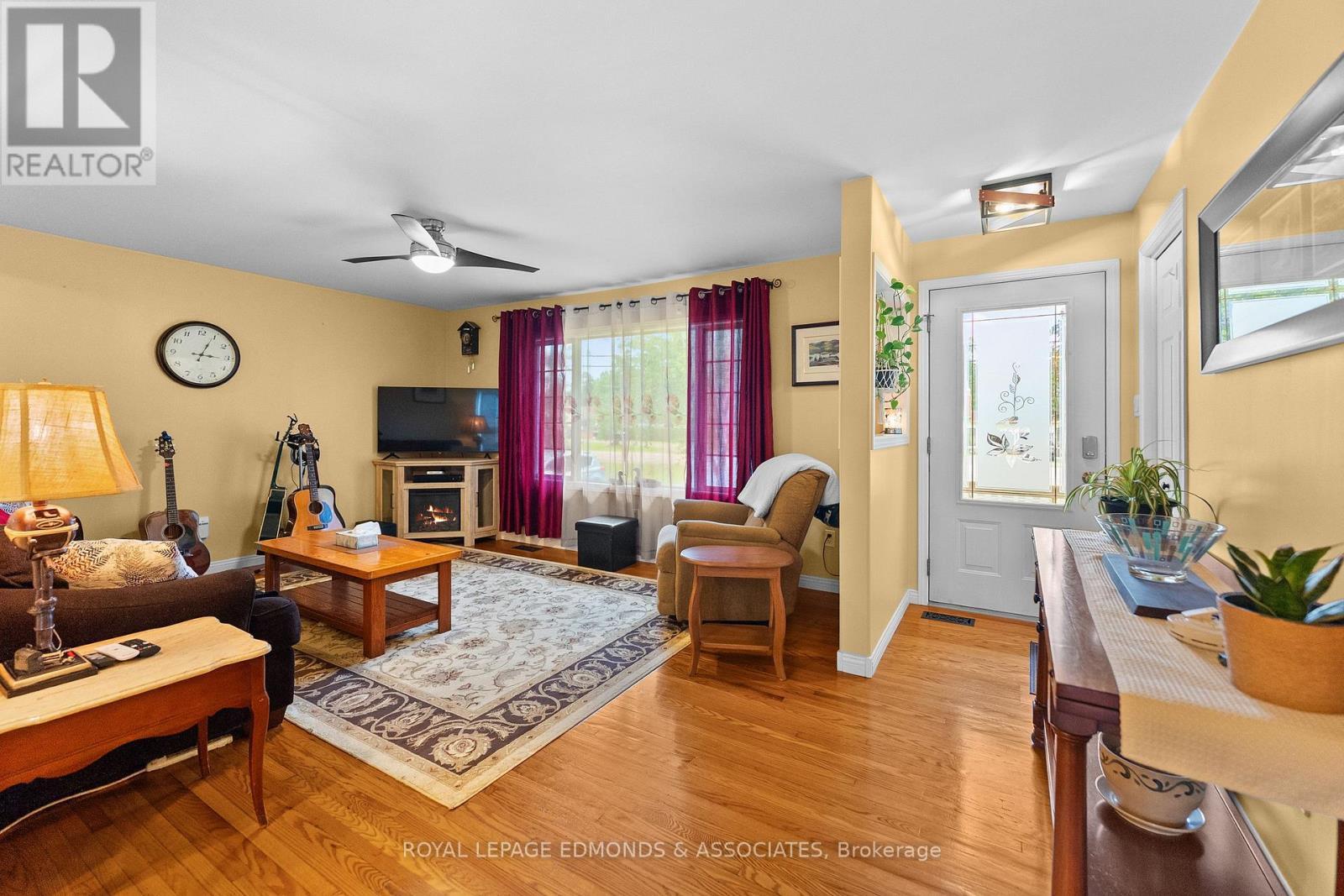 












11132 & 11140 ROUND LAKE ROAD

,
Laurentian Valley,




Ontario
K8A6W8

