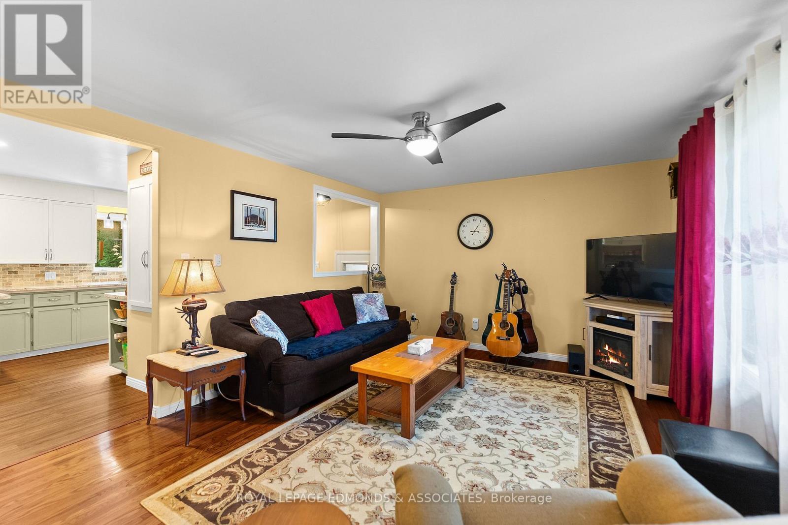 












11132 & 11140 ROUND LAKE ROAD

,
Laurentian Valley,




Ontario
K8A6W8

