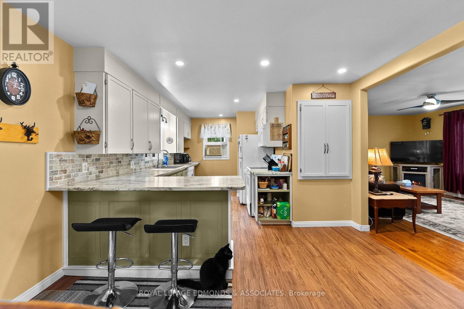 












11132 & 11140 ROUND LAKE ROAD

,
Laurentian Valley,




Ontario
K8A6W8

