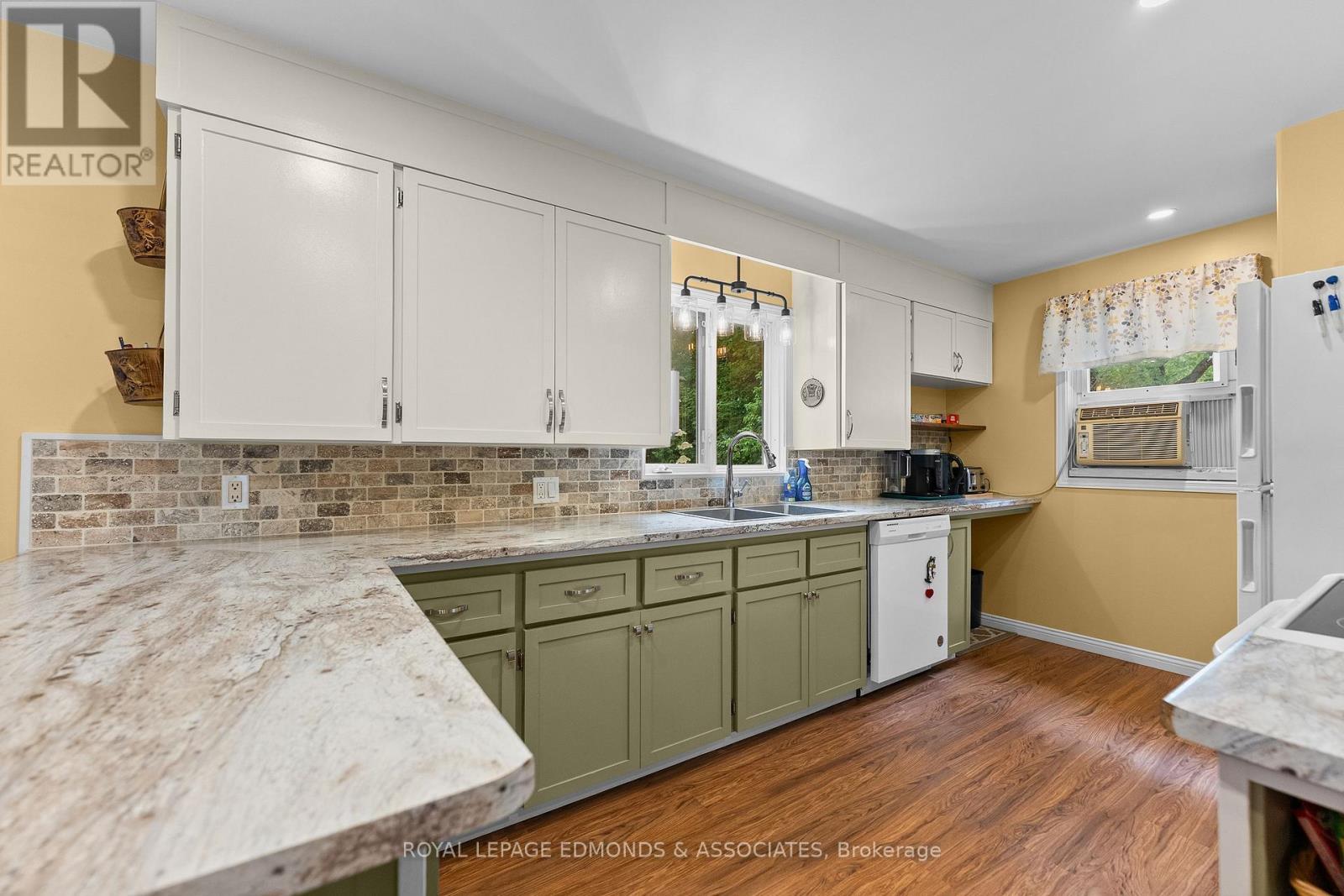 












11132 & 11140 ROUND LAKE ROAD

,
Laurentian Valley,




Ontario
K8A6W8

