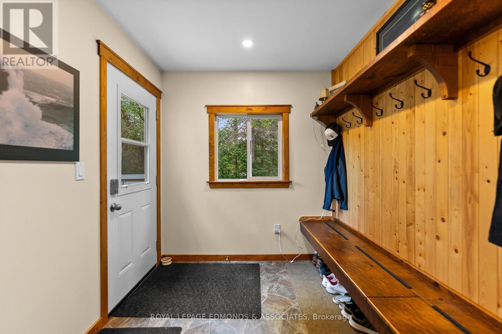 












11132 & 11140 ROUND LAKE ROAD

,
Laurentian Valley,




Ontario
K8A6W8


