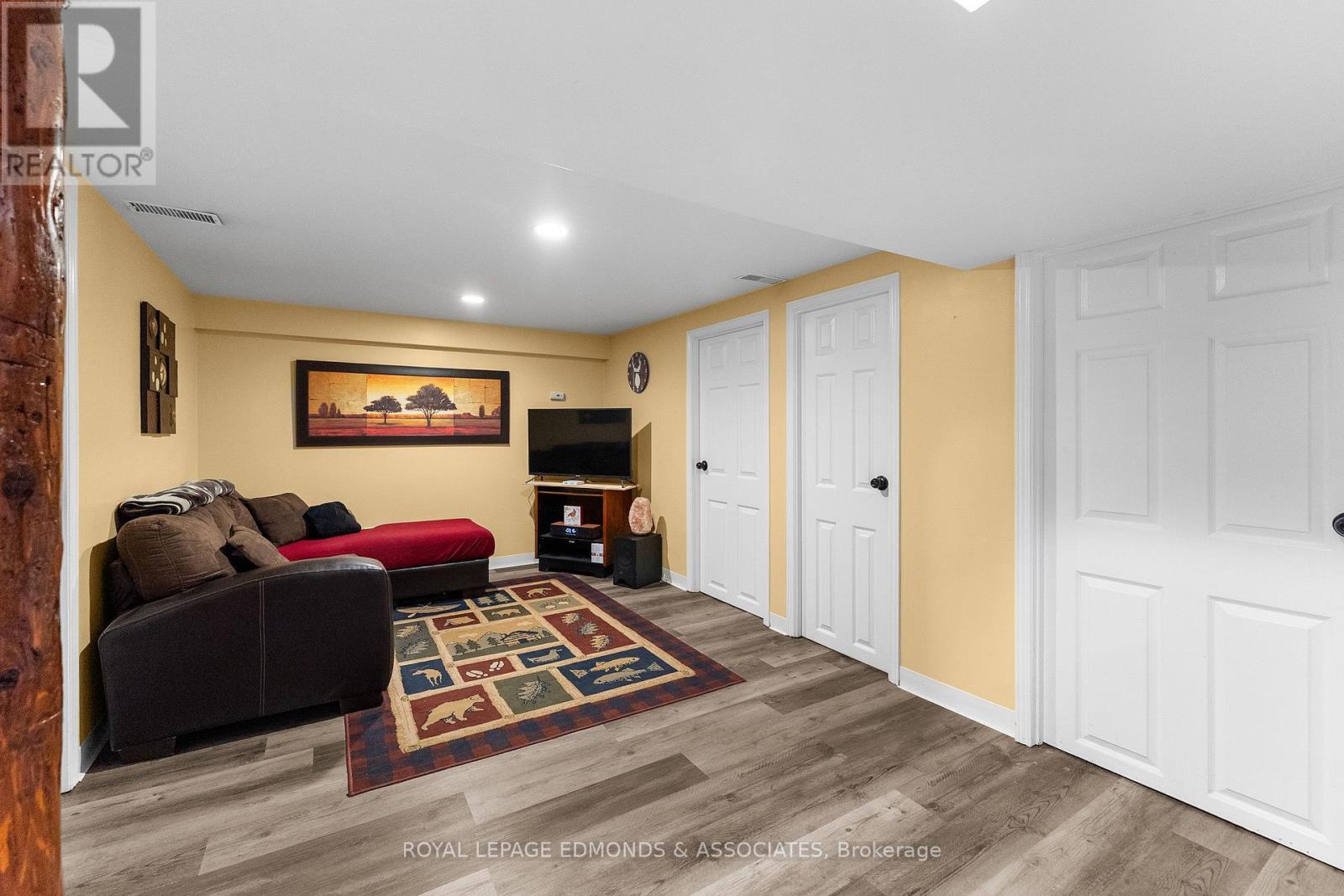 












11132 & 11140 ROUND LAKE ROAD

,
Laurentian Valley,




Ontario
K8A6W8

