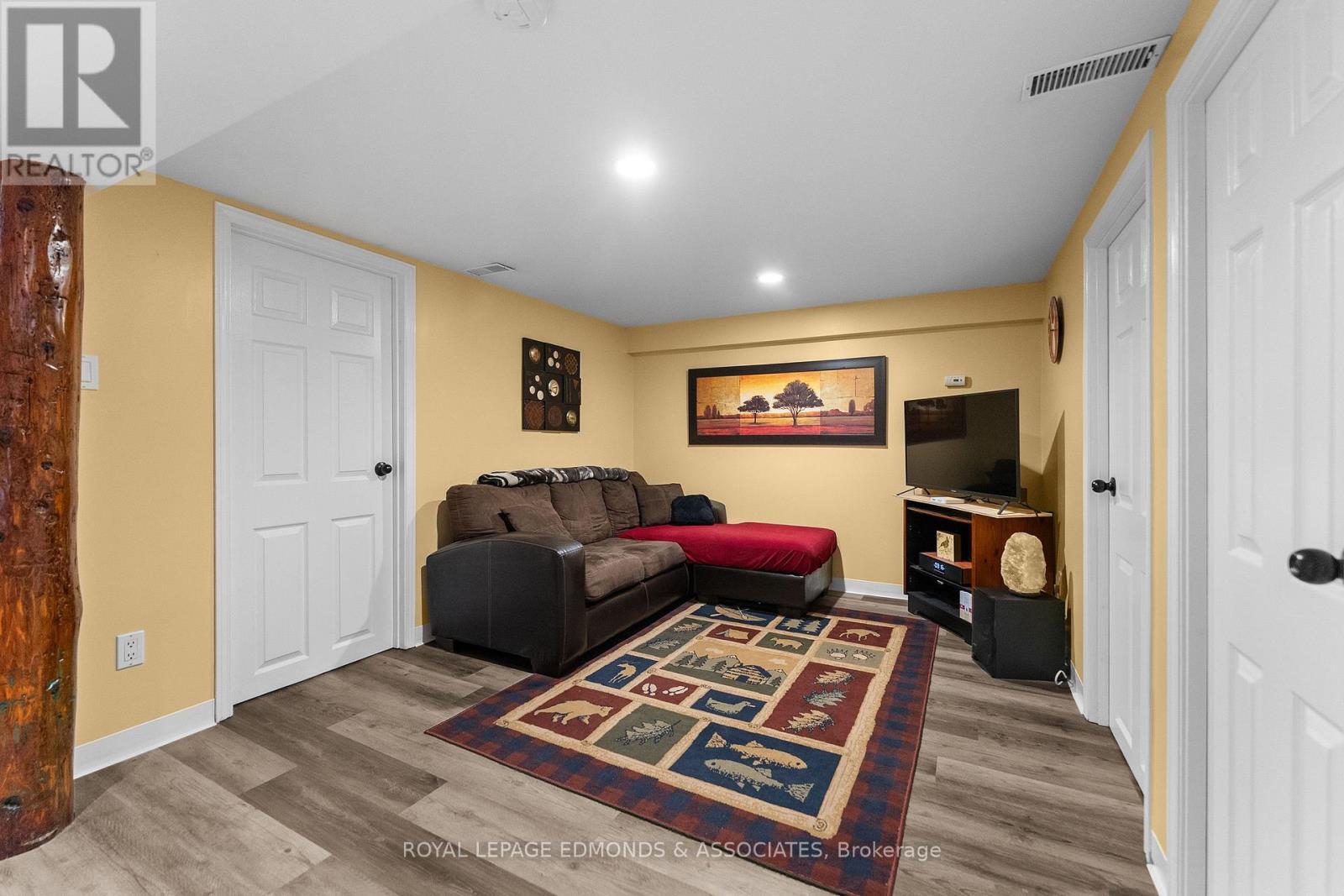 












11132 & 11140 ROUND LAKE ROAD

,
Laurentian Valley,




Ontario
K8A6W8

