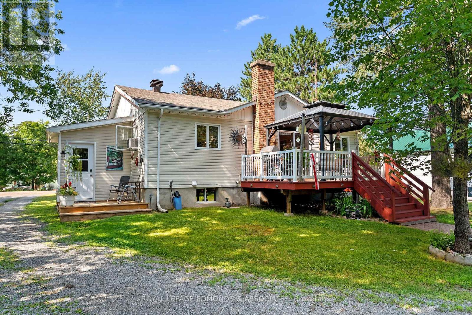 












11132 & 11140 ROUND LAKE ROAD

,
Laurentian Valley,




Ontario
K8A6W8


