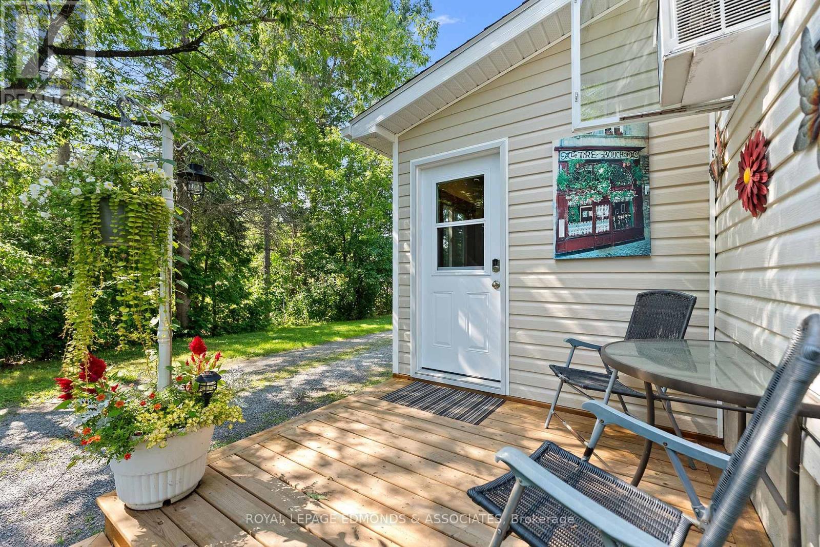 












11132 & 11140 ROUND LAKE ROAD

,
Laurentian Valley,




Ontario
K8A6W8

