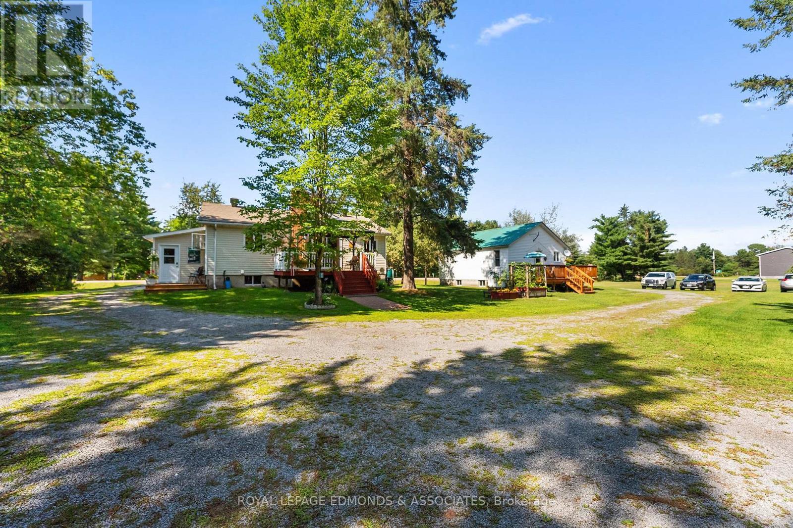












11132 & 11140 ROUND LAKE ROAD

,
Laurentian Valley,




Ontario
K8A6W8

