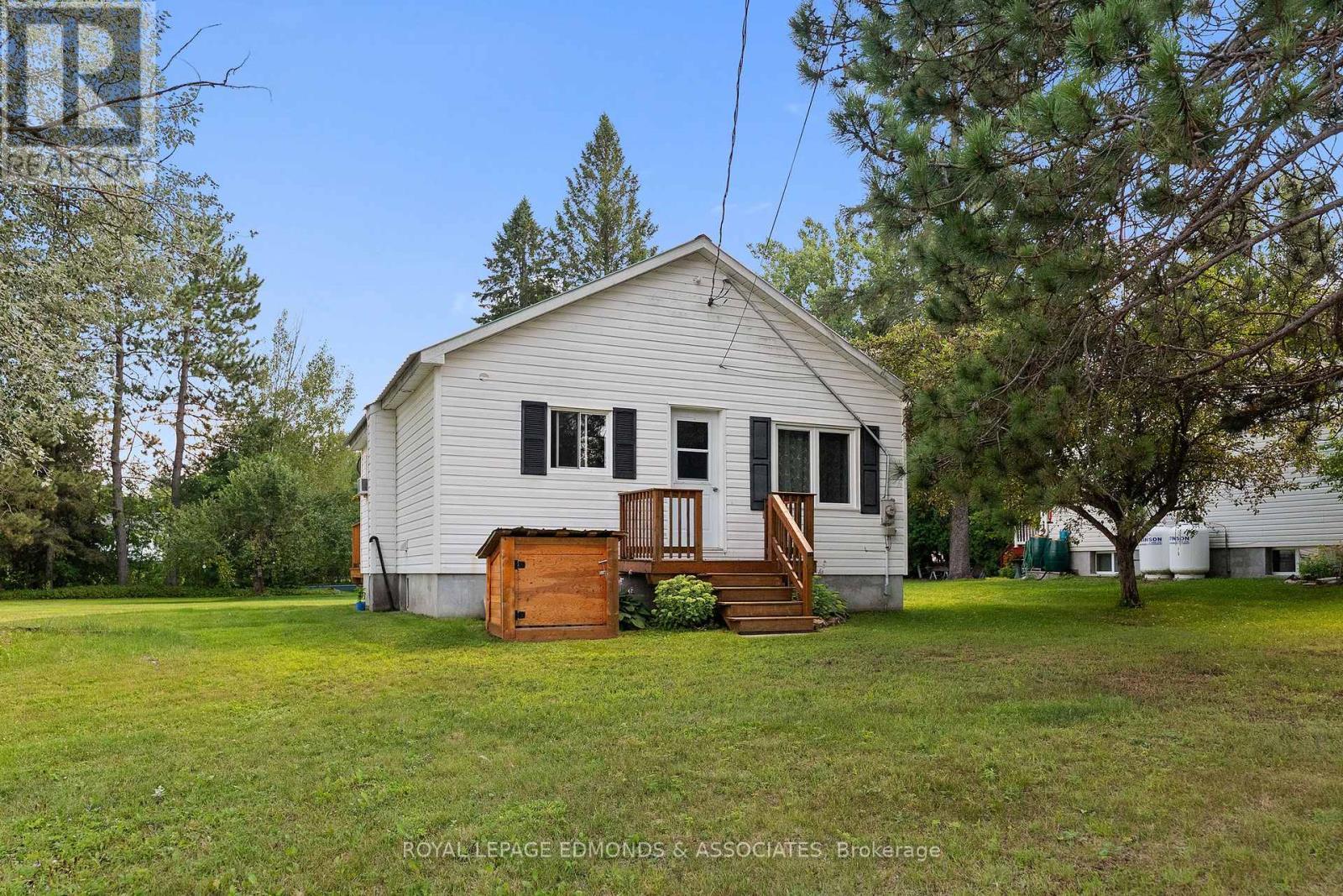












11132 & 11140 ROUND LAKE ROAD

,
Laurentian Valley,




Ontario
K8A6W8


