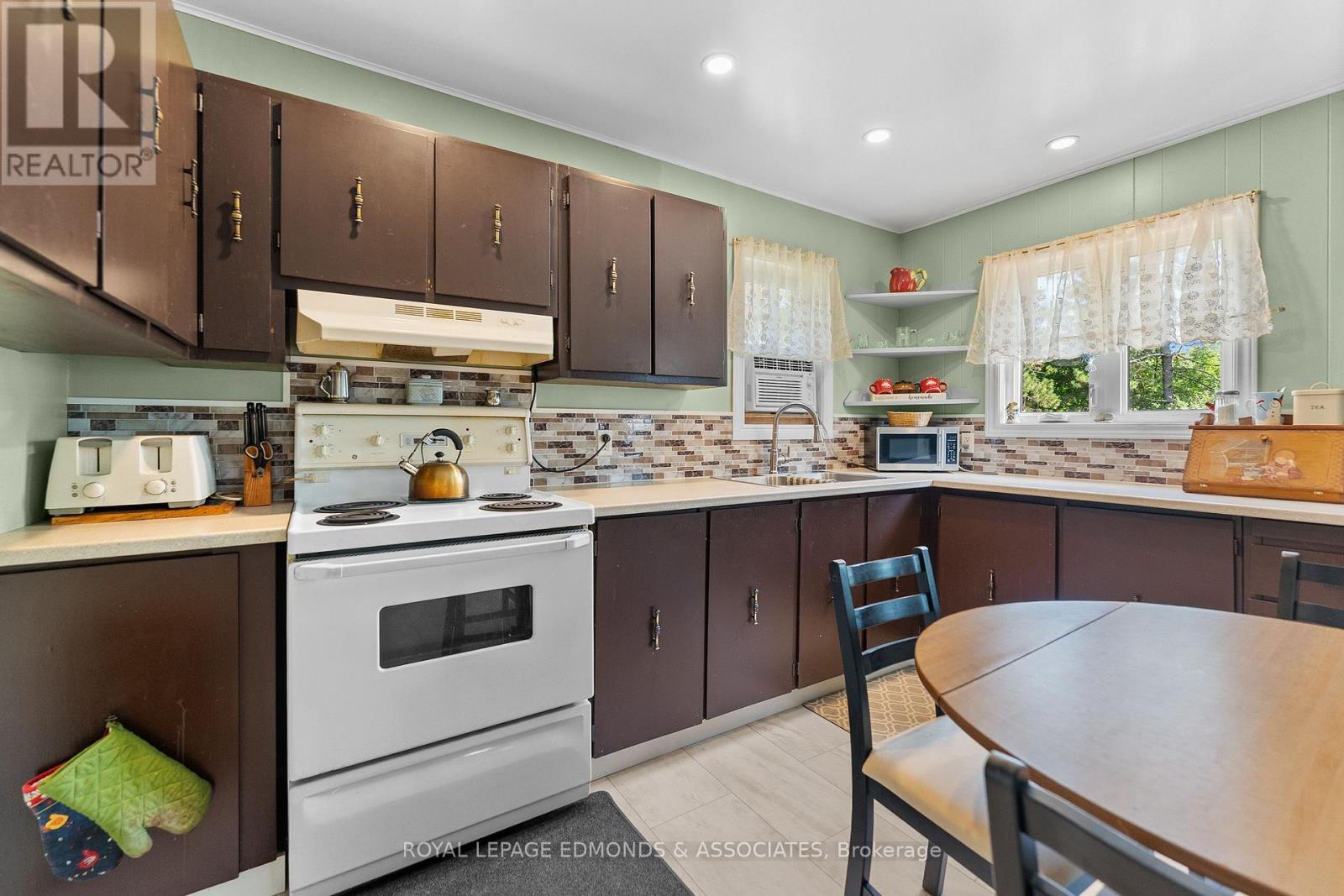 












11132 & 11140 ROUND LAKE ROAD

,
Laurentian Valley,




Ontario
K8A6W8

