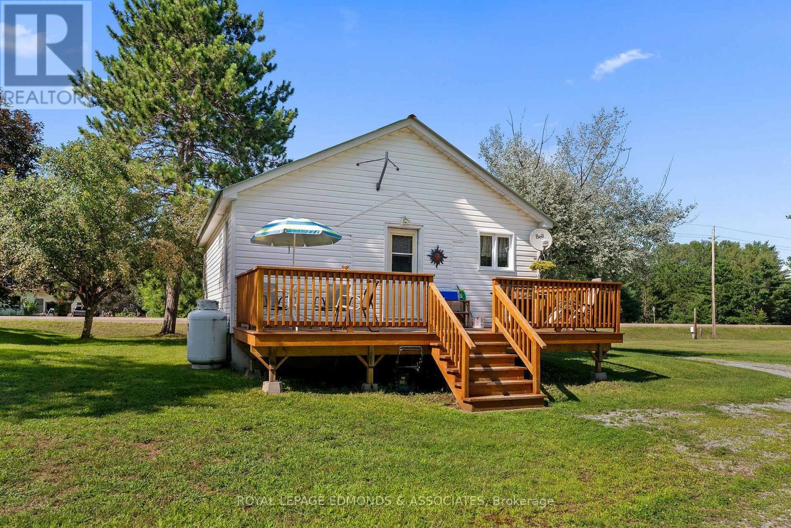 












11132 & 11140 ROUND LAKE ROAD

,
Laurentian Valley,




Ontario
K8A6W8


