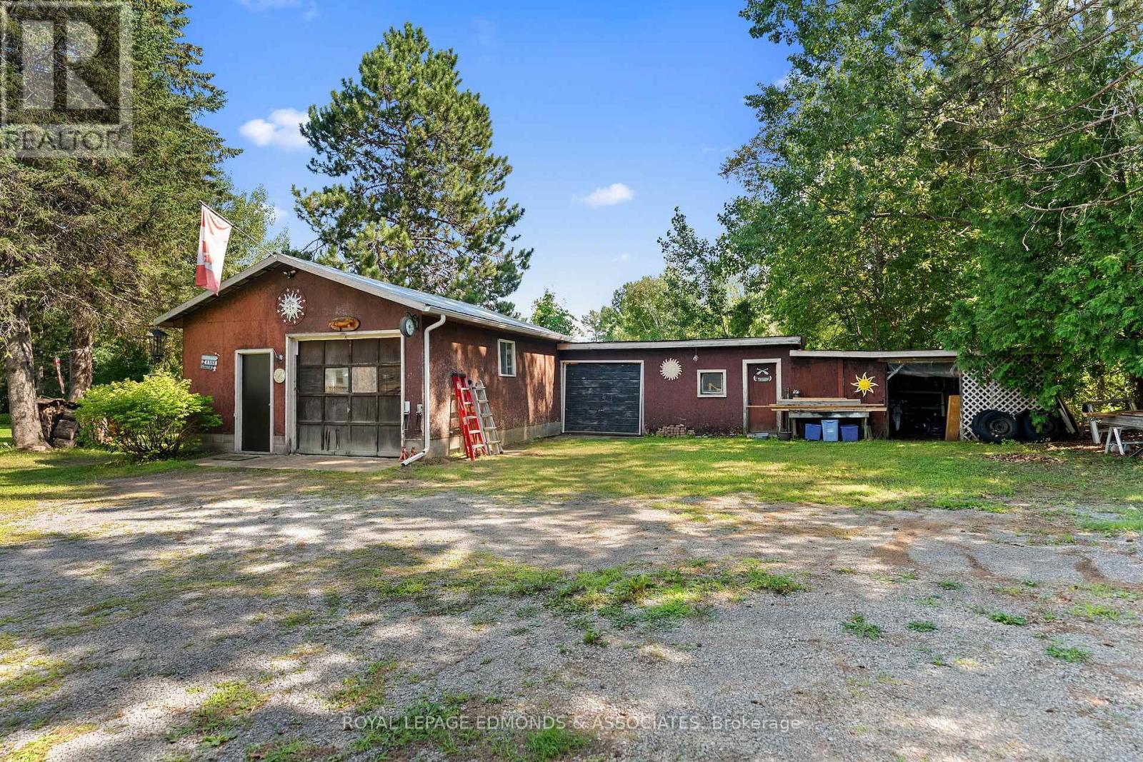 












11132 & 11140 ROUND LAKE ROAD

,
Laurentian Valley,




Ontario
K8A6W8

