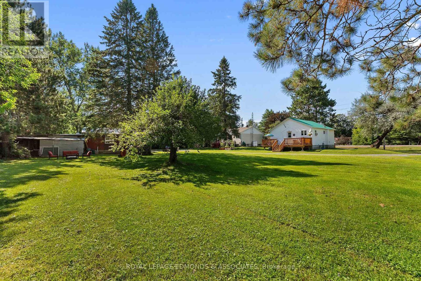 












11132 & 11140 ROUND LAKE ROAD

,
Laurentian Valley,




Ontario
K8A6W8

