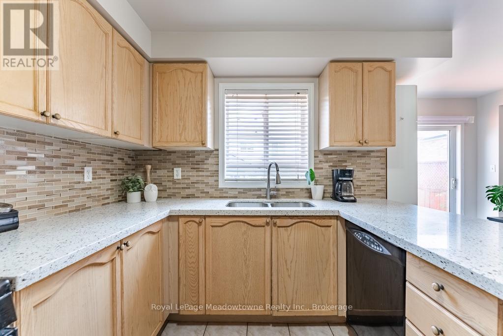 












166 PANTON TRAIL

,
Milton (DE Dempsey),




Ontario
L9T6K4

