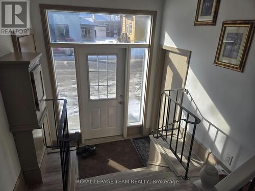 Bright and spacious entry