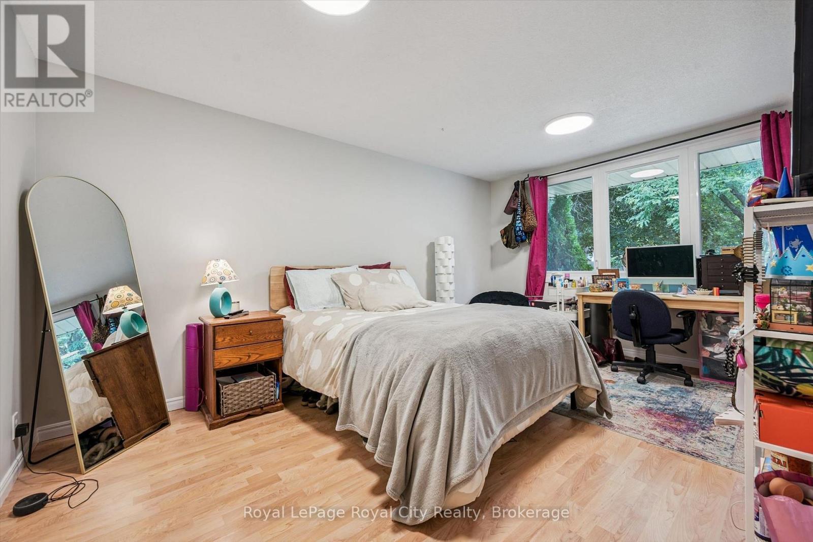 












8 BERKLEY PLACE

,
Guelph (Riverside Park),




Ontario
N1E1E6

