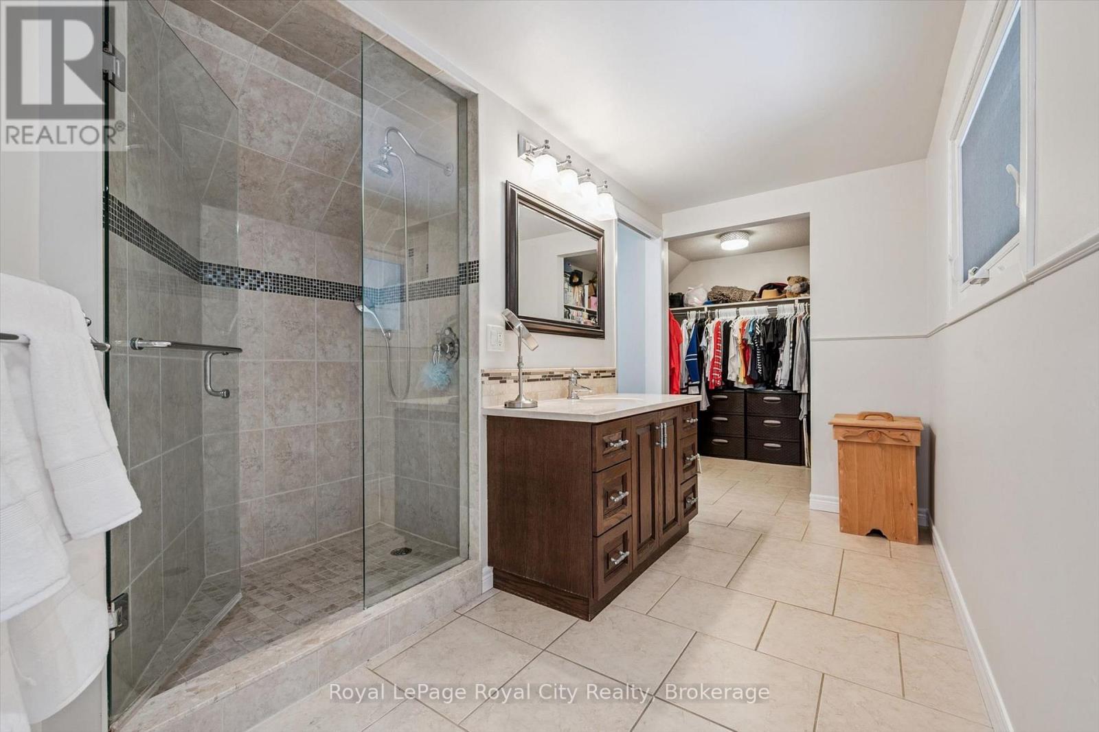 












8 BERKLEY PLACE

,
Guelph (Riverside Park),




Ontario
N1E1E6

