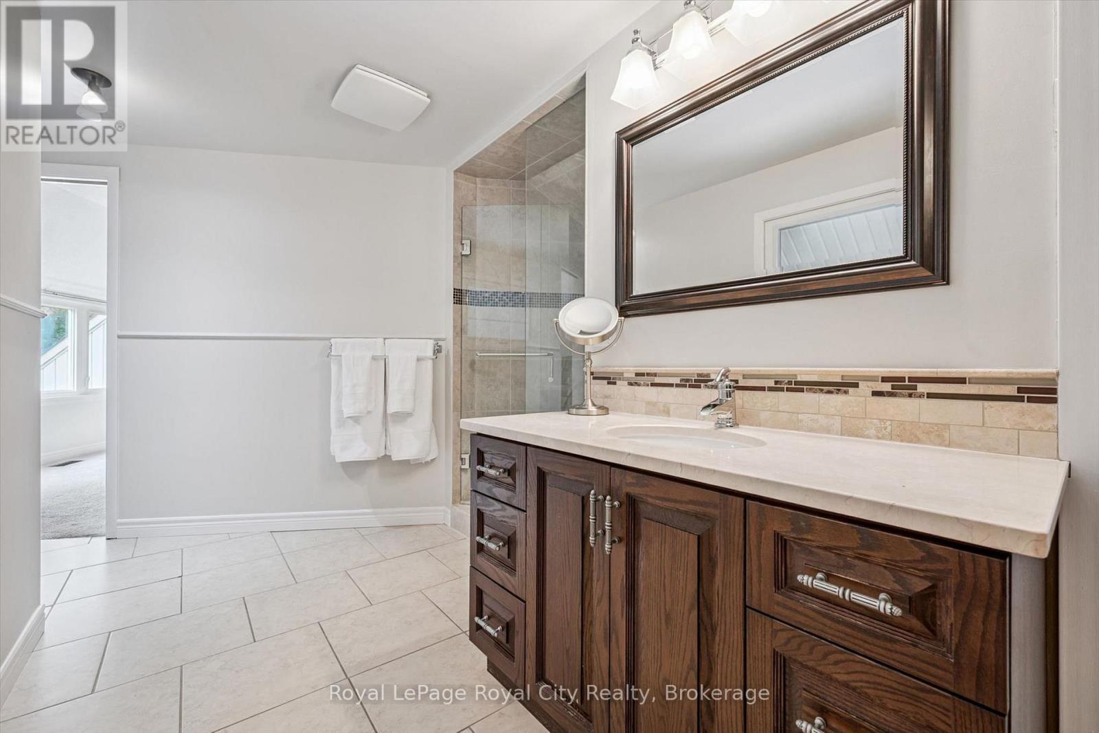 












8 BERKLEY PLACE

,
Guelph (Riverside Park),




Ontario
N1E1E6

