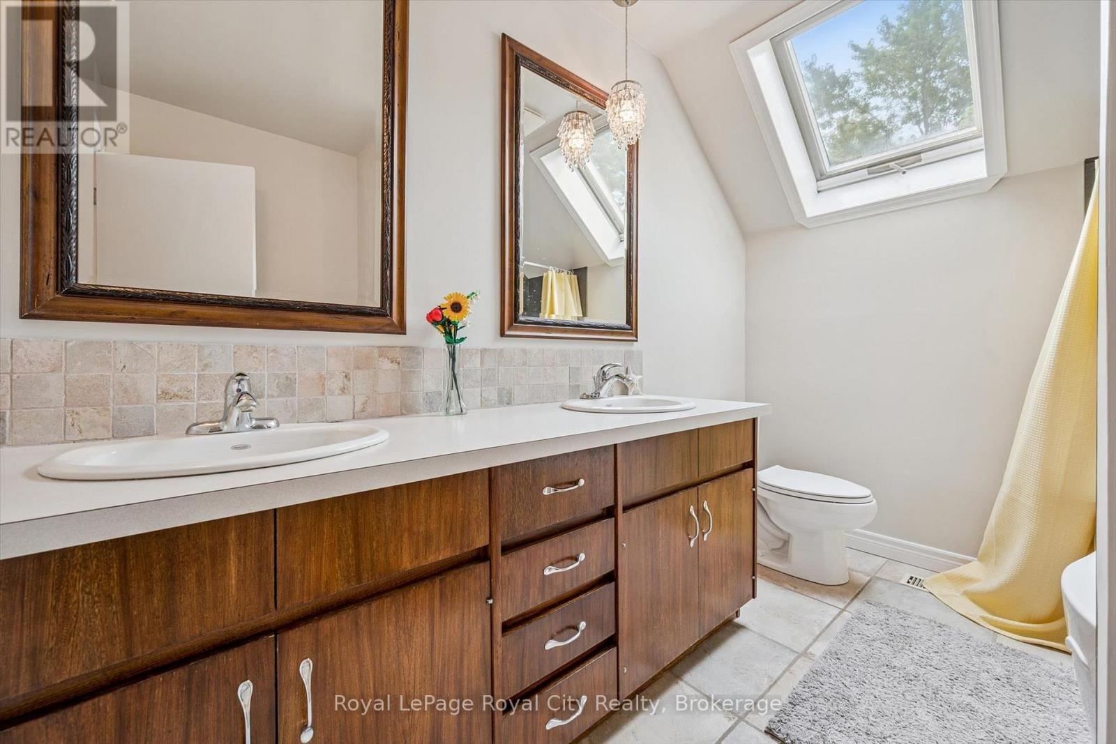 












8 BERKLEY PLACE

,
Guelph (Riverside Park),




Ontario
N1E1E6

