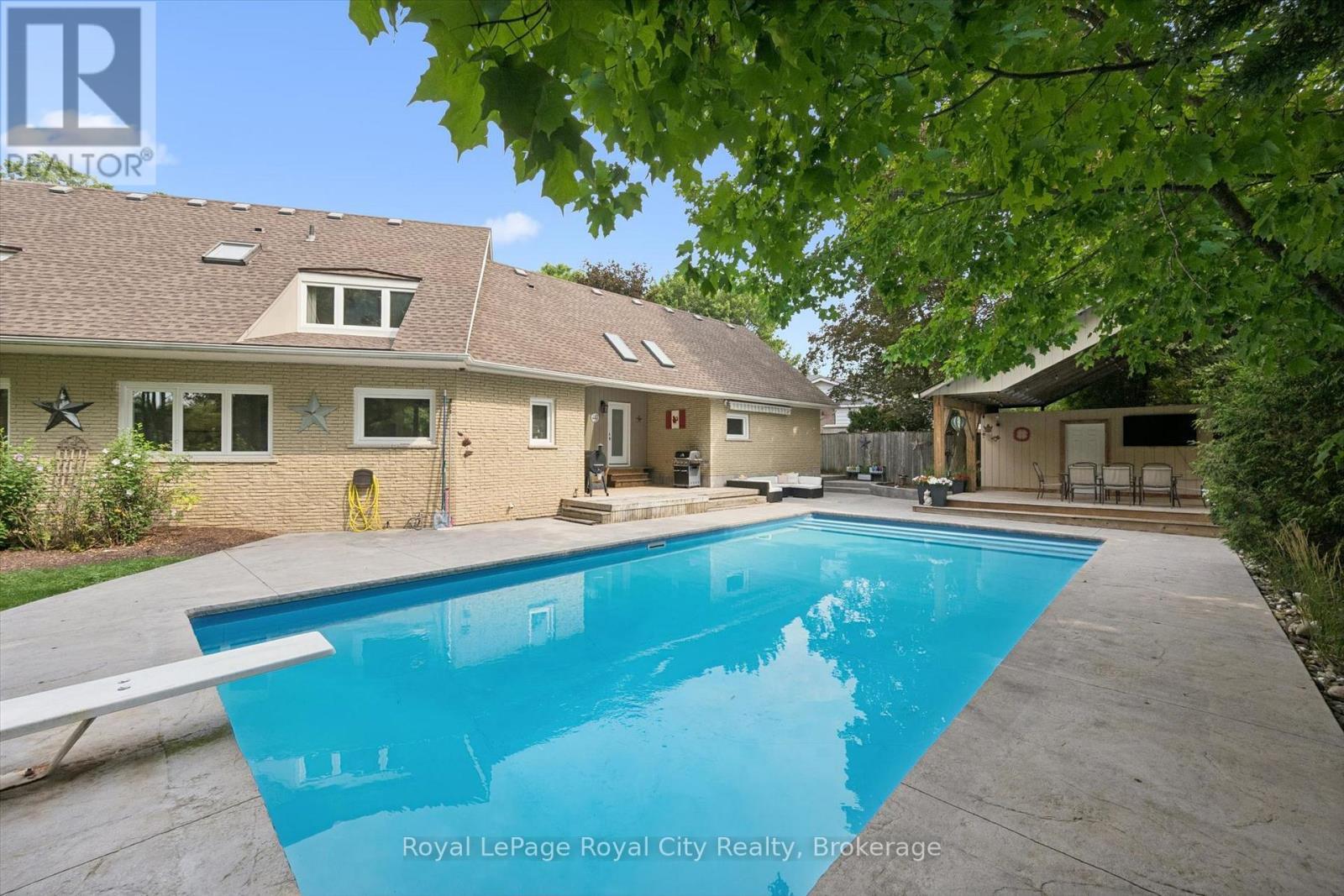 












8 BERKLEY PLACE

,
Guelph (Riverside Park),




Ontario
N1E1E6

