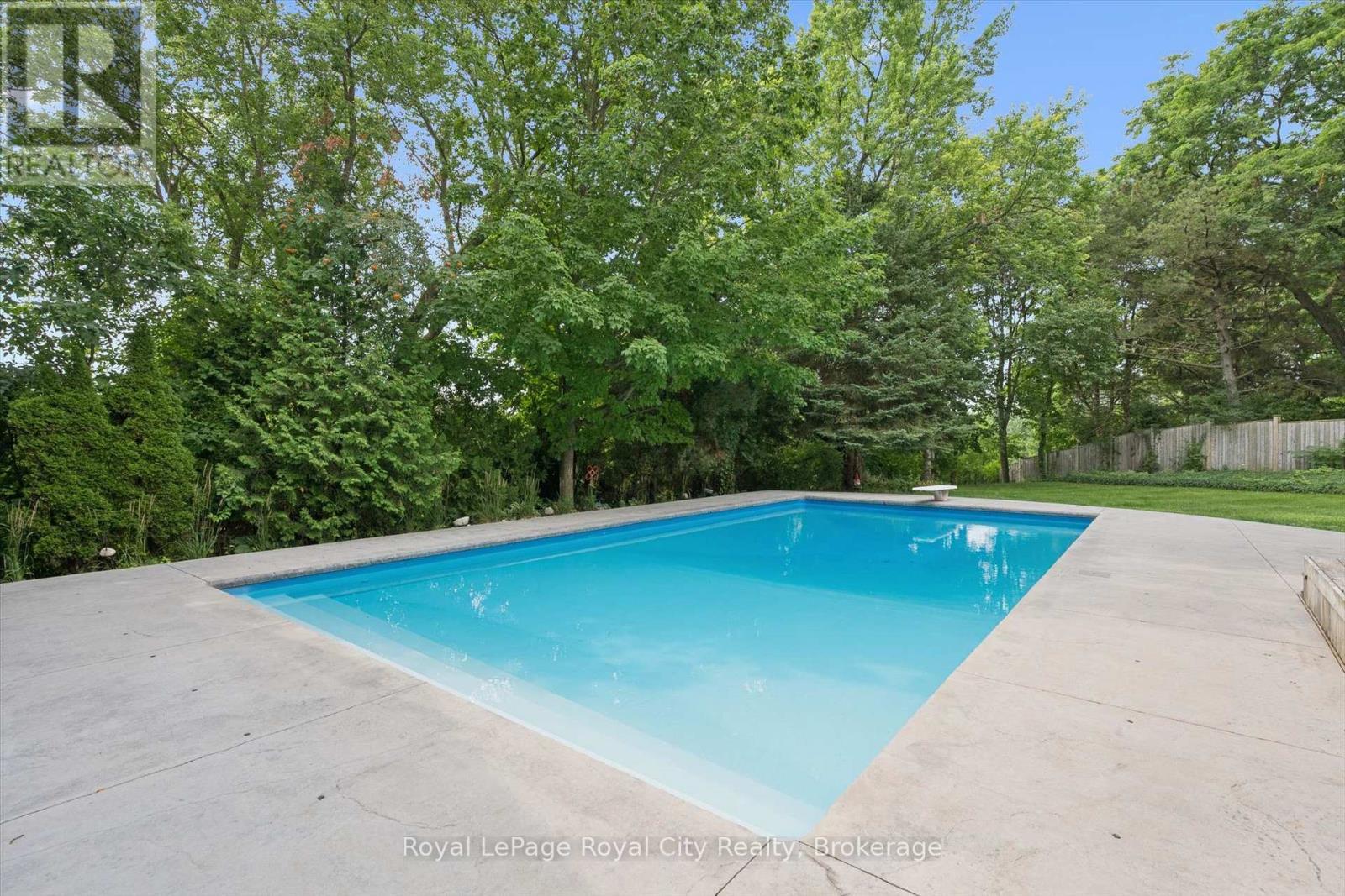 












8 BERKLEY PLACE

,
Guelph (Riverside Park),




Ontario
N1E1E6

