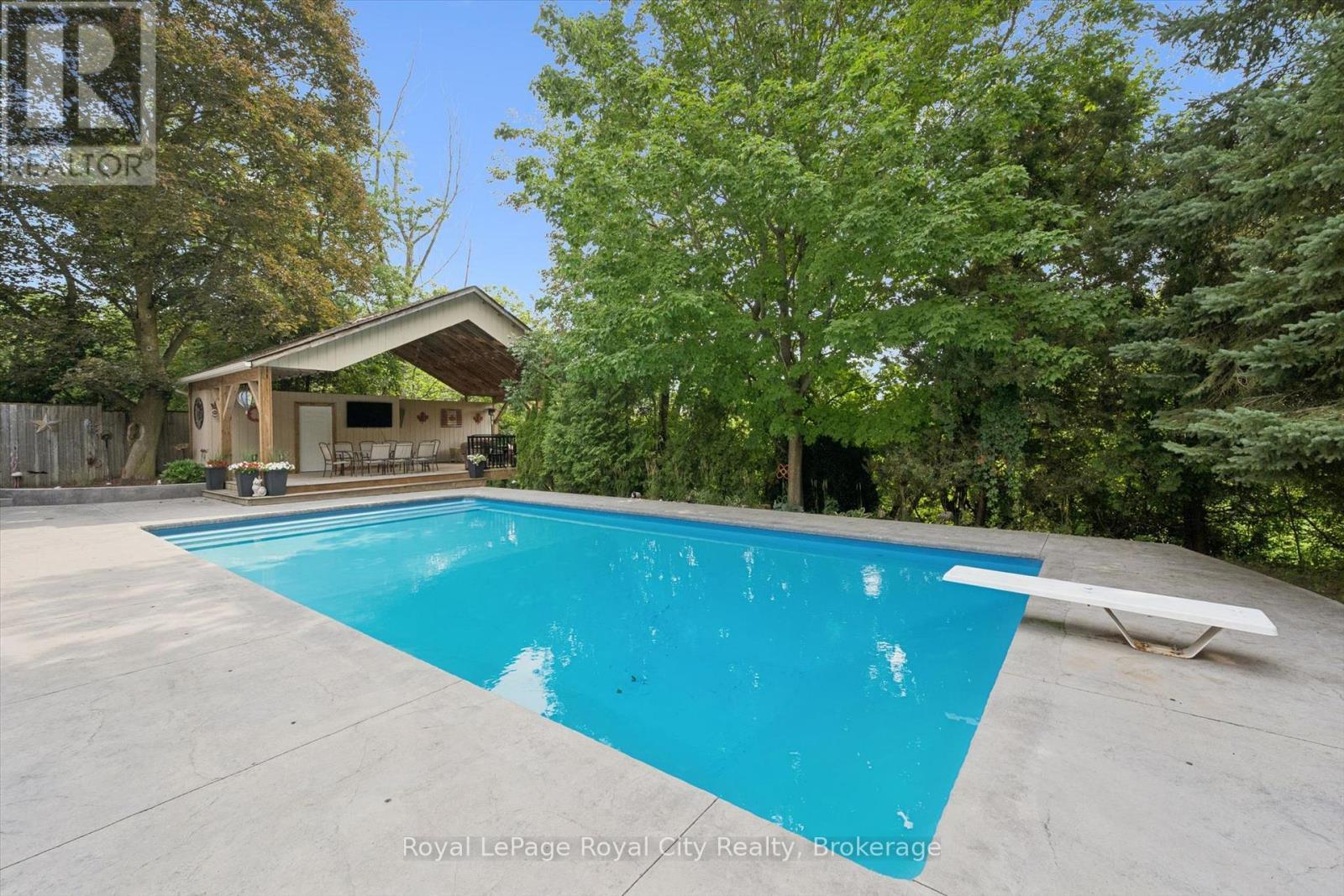 












8 BERKLEY PLACE

,
Guelph (Riverside Park),




Ontario
N1E1E6

