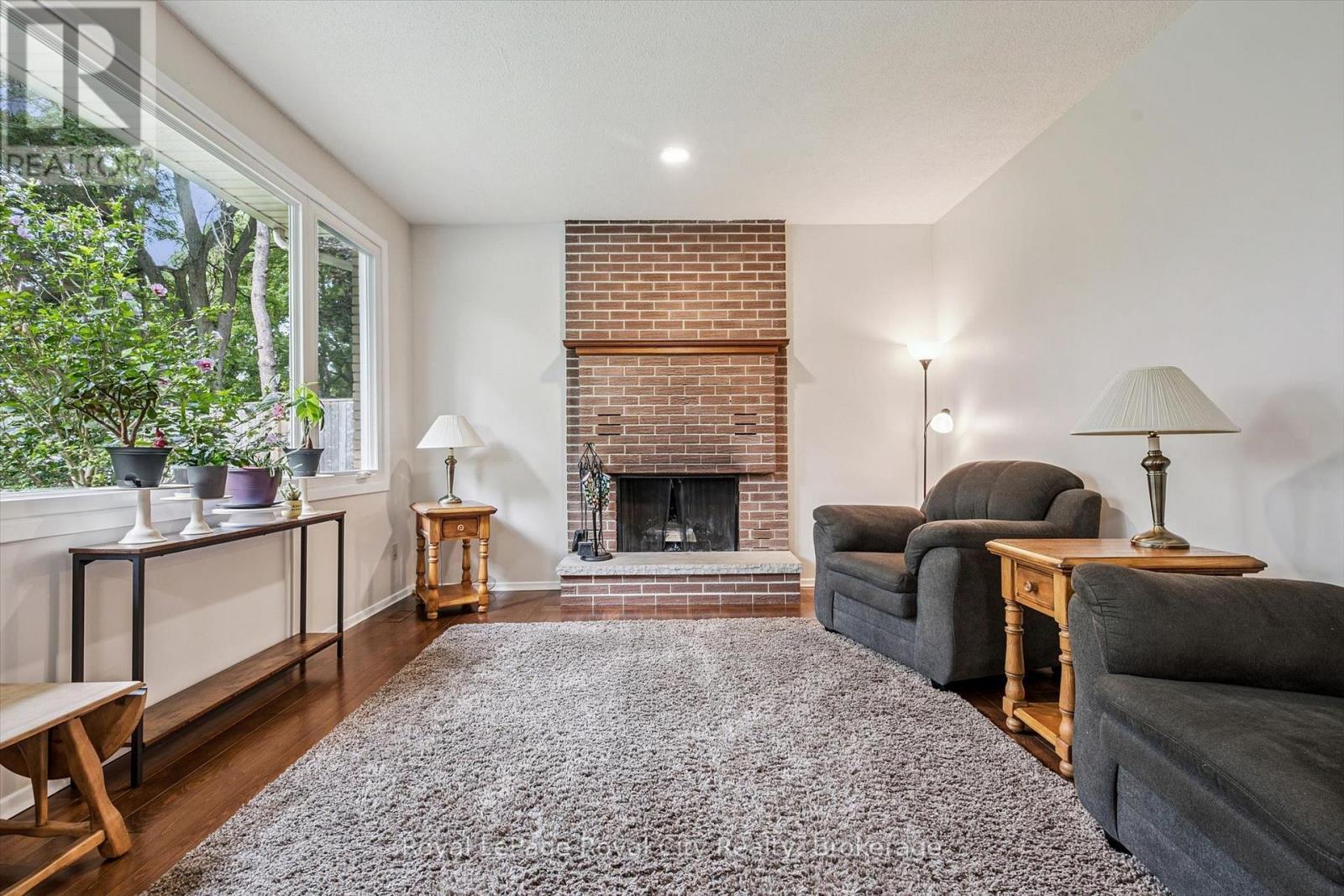 












8 BERKLEY PLACE

,
Guelph (Riverside Park),




Ontario
N1E1E6

