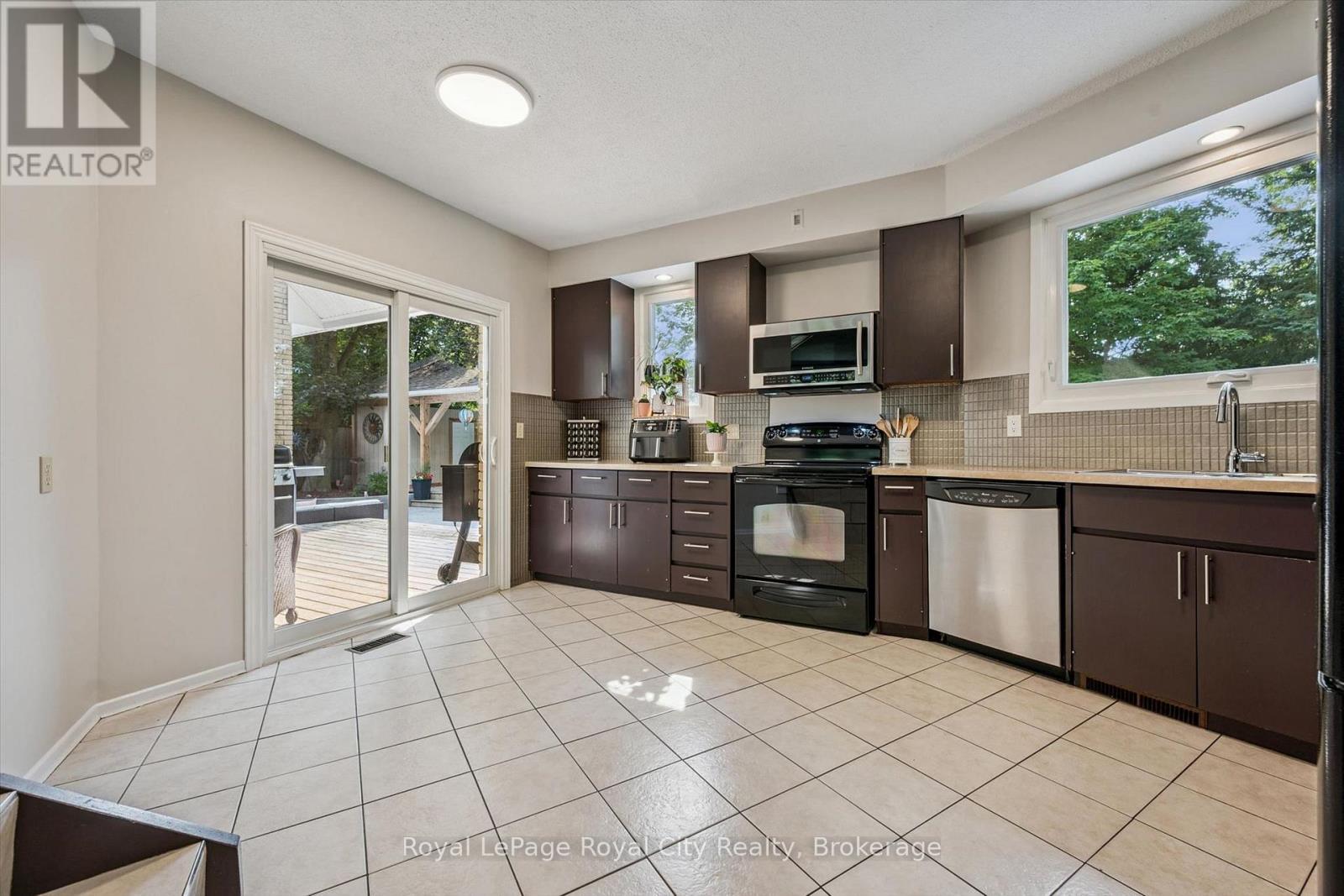 












8 BERKLEY PLACE

,
Guelph (Riverside Park),




Ontario
N1E1E6

