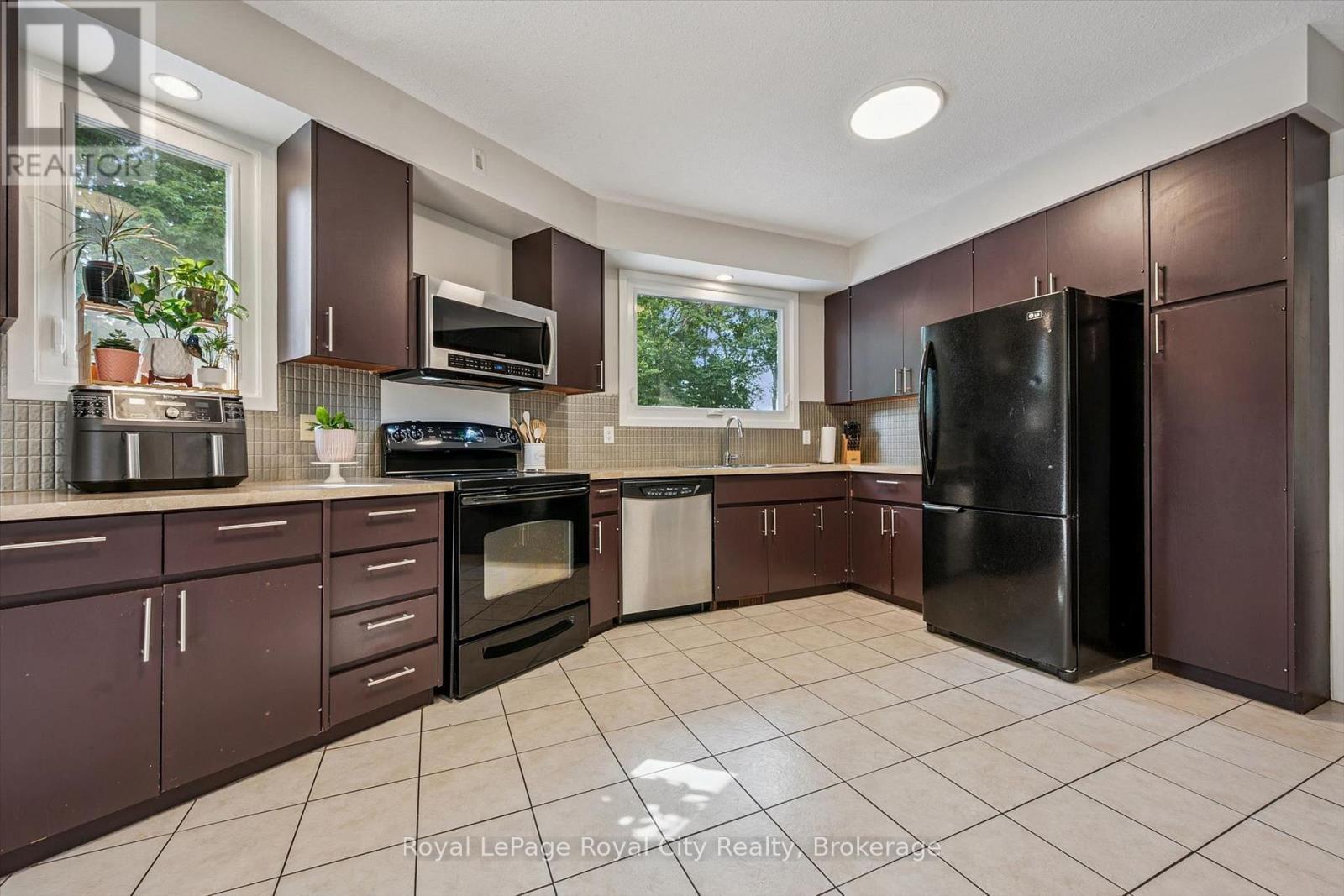 












8 BERKLEY PLACE

,
Guelph (Riverside Park),




Ontario
N1E1E6

