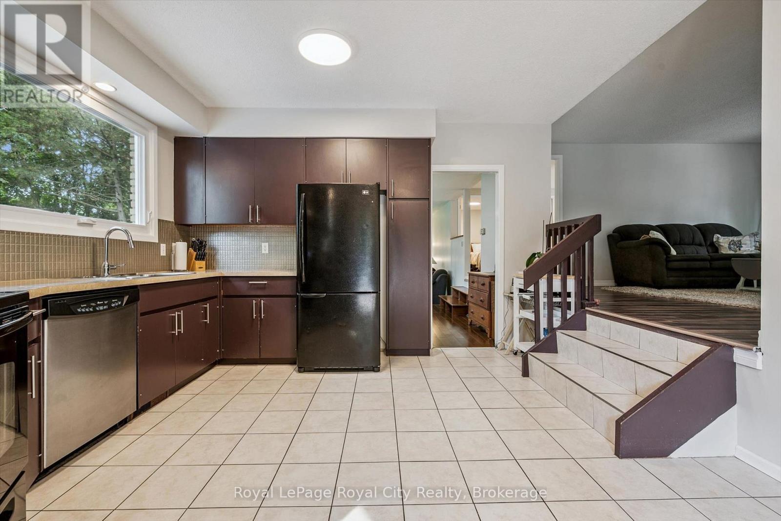 












8 BERKLEY PLACE

,
Guelph (Riverside Park),




Ontario
N1E1E6

