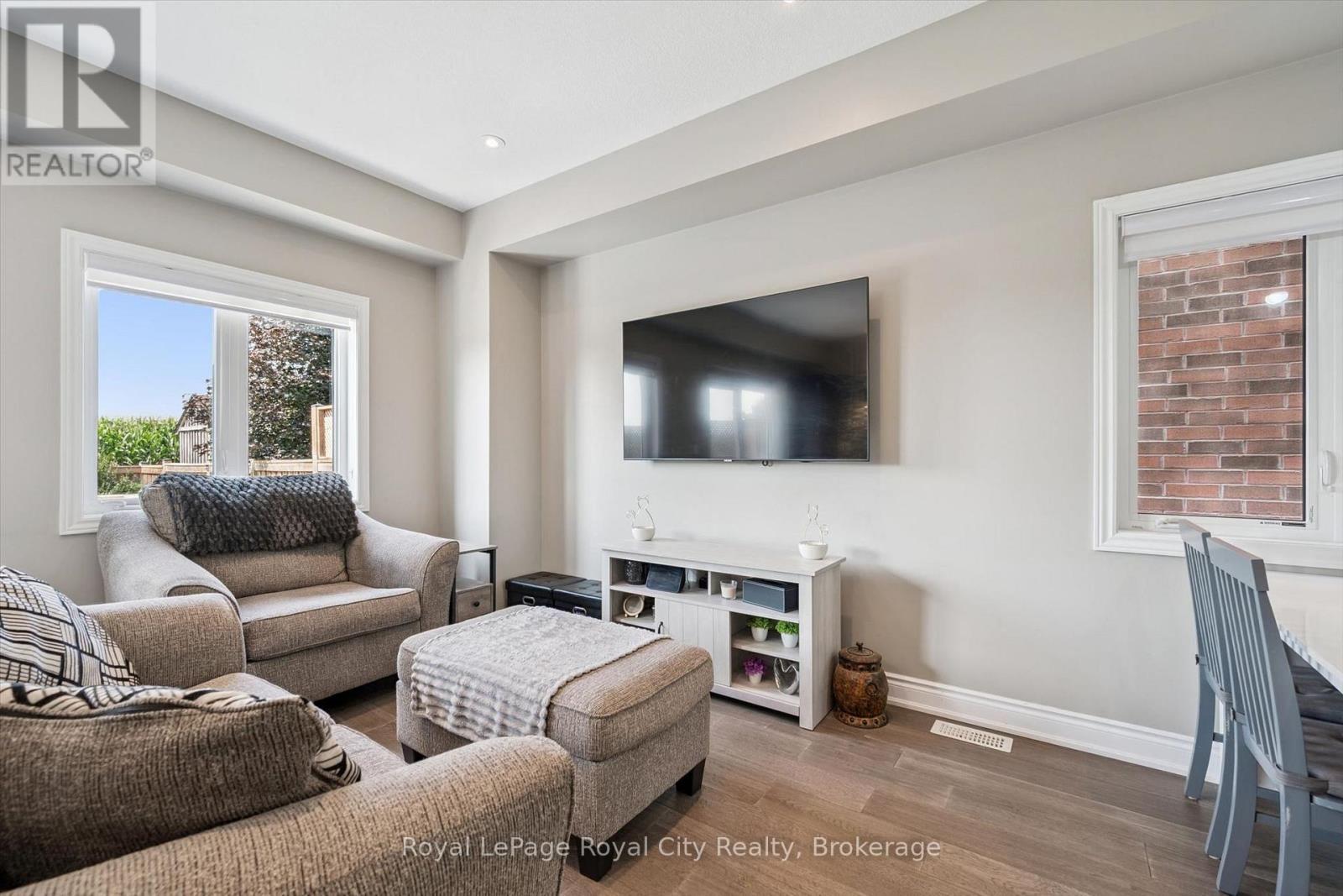 












113 COURTNEY STREET

,
Centre Wellington (Fergus),




Ontario
N1M0E3

