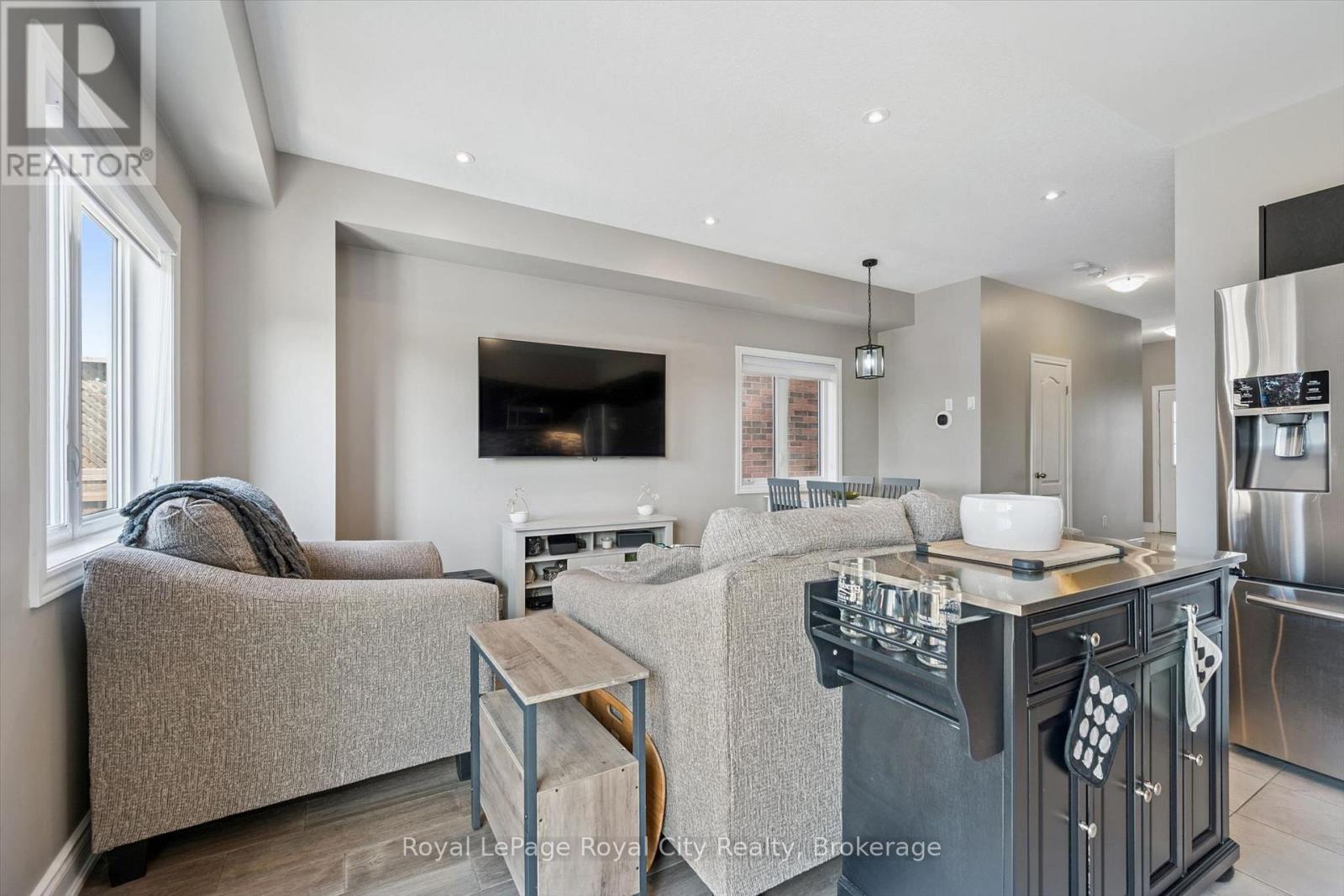 












113 COURTNEY STREET

,
Centre Wellington (Fergus),




Ontario
N1M0E3

