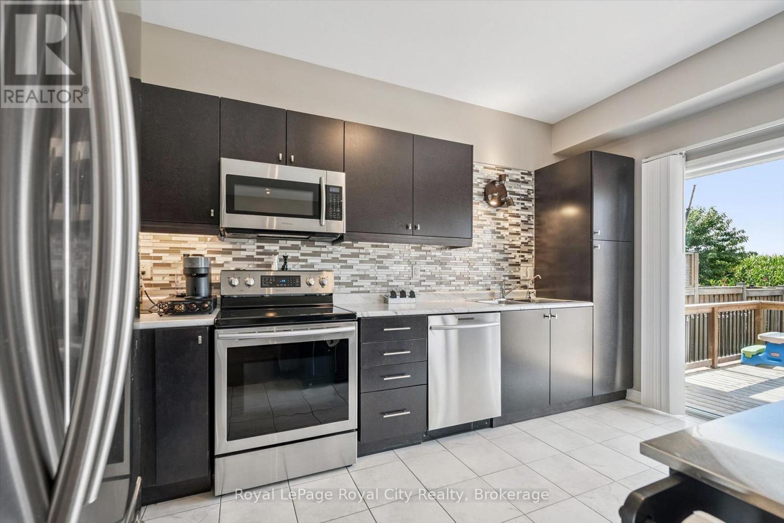 












113 COURTNEY STREET

,
Centre Wellington (Fergus),




Ontario
N1M0E3

