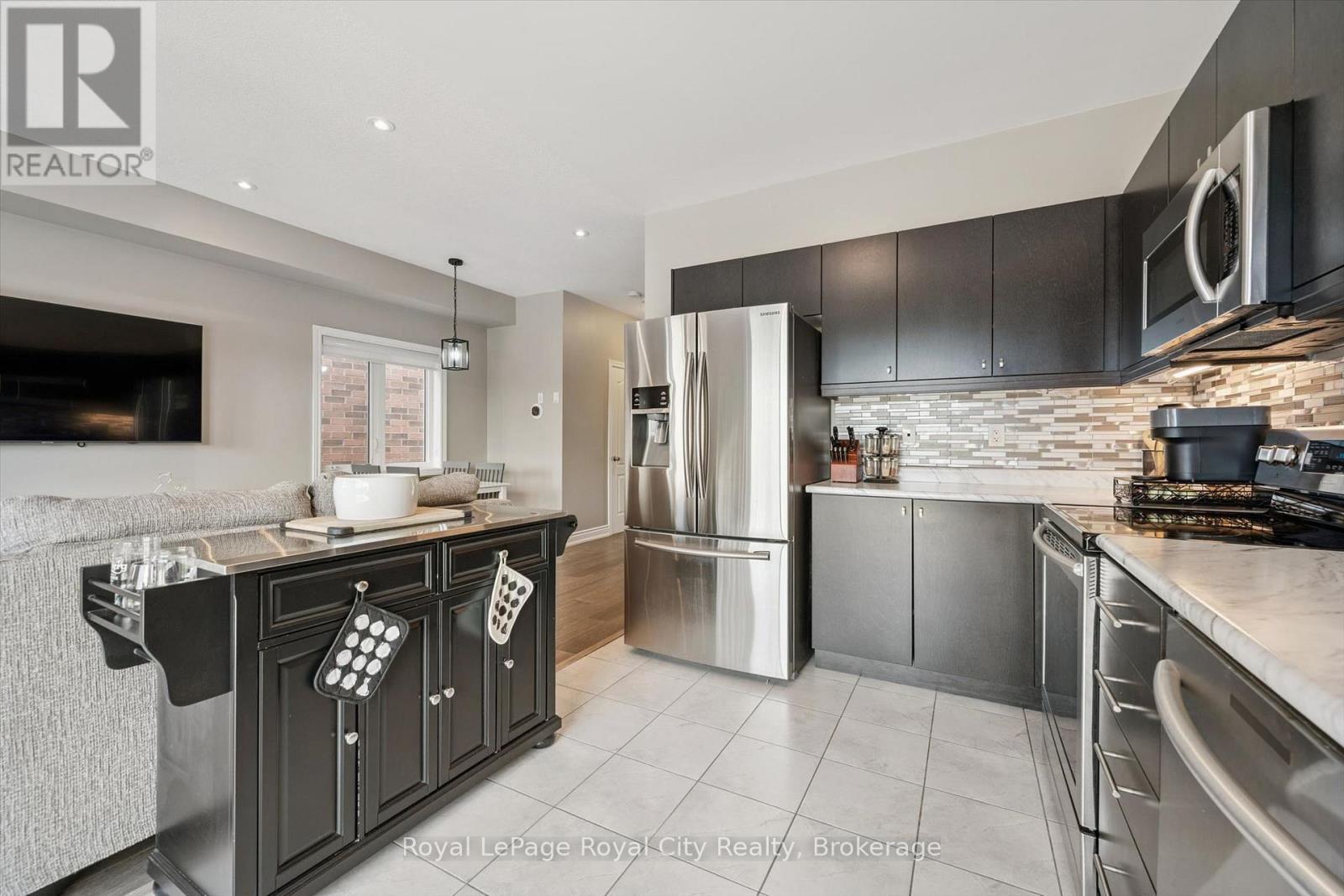 












113 COURTNEY STREET

,
Centre Wellington (Fergus),




Ontario
N1M0E3

