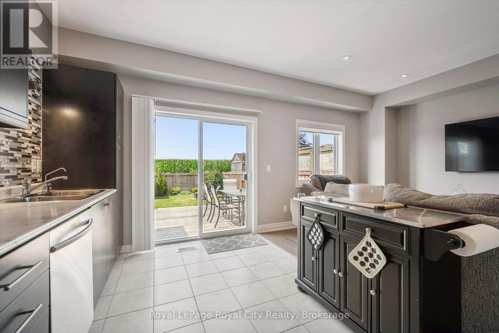 












113 COURTNEY STREET

,
Centre Wellington (Fergus),




Ontario
N1M0E3

