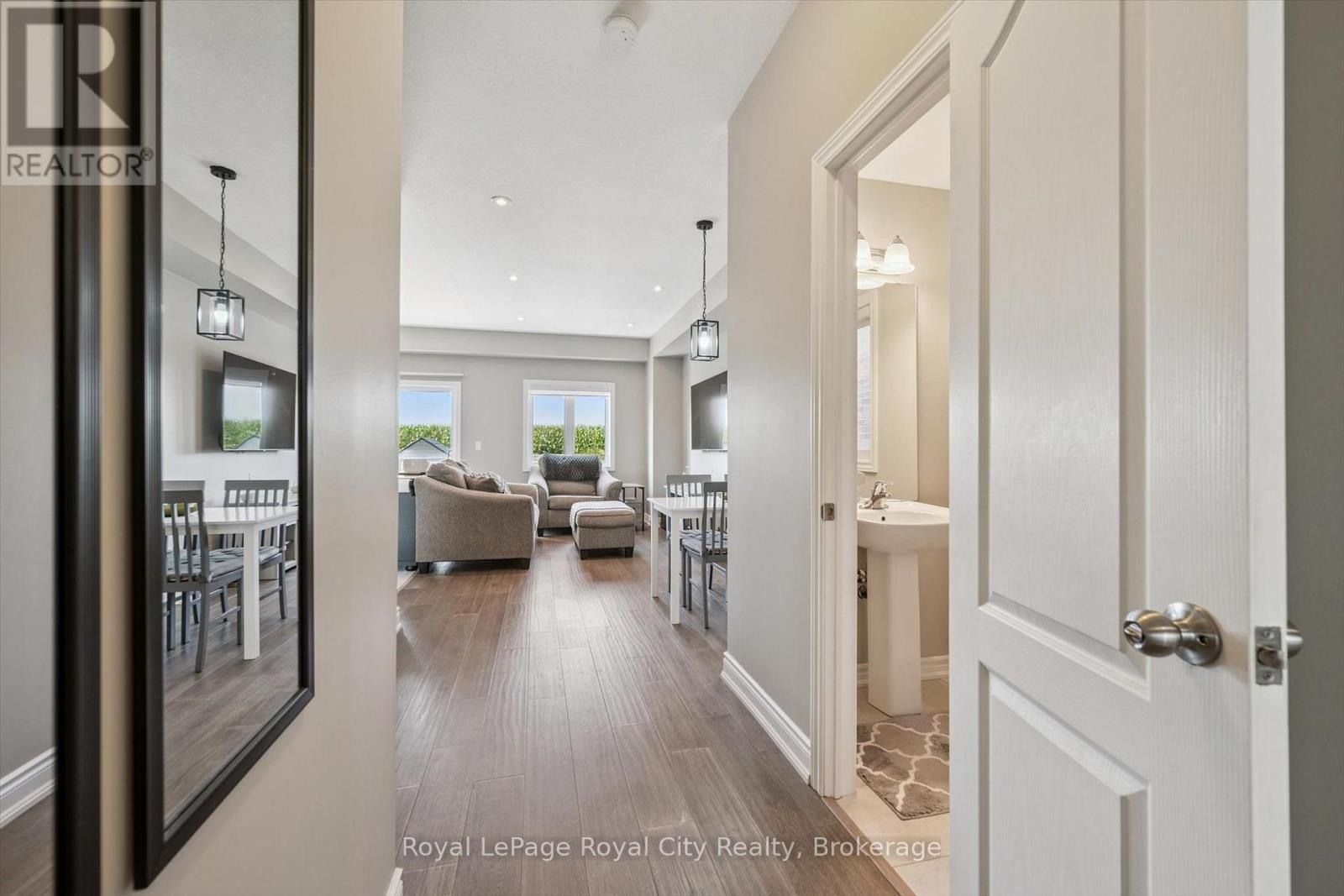 












113 COURTNEY STREET

,
Centre Wellington (Fergus),




Ontario
N1M0E3

