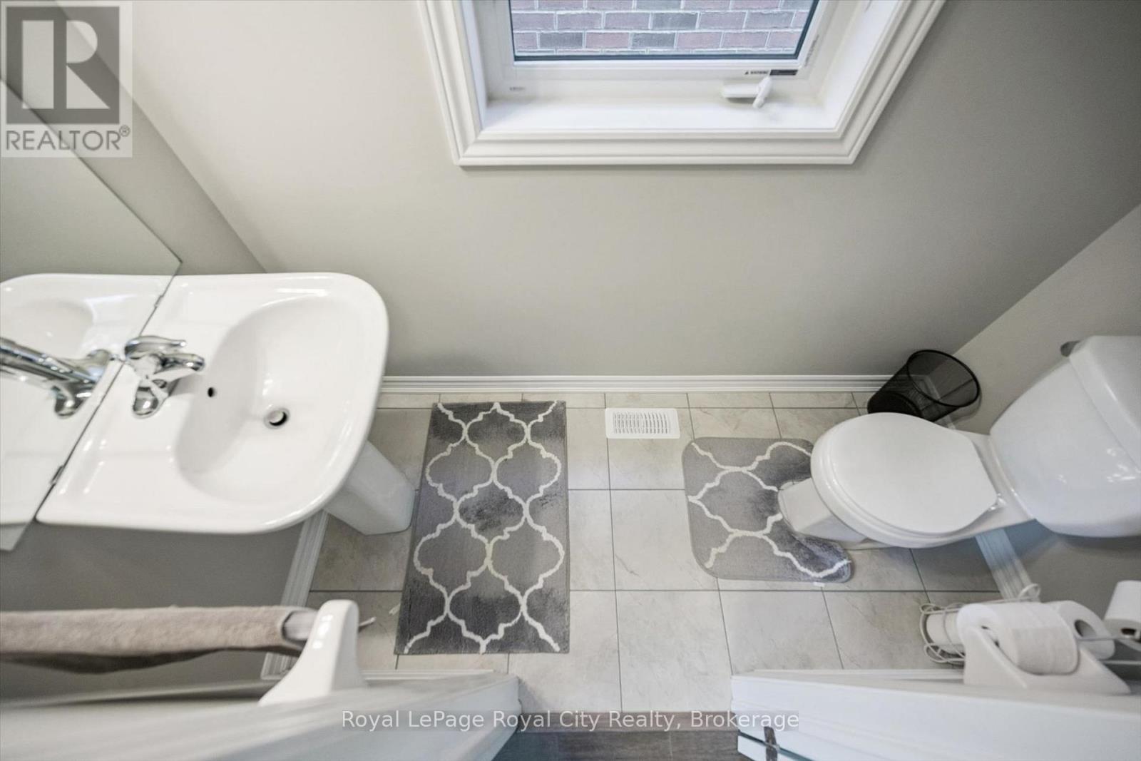 












113 COURTNEY STREET

,
Centre Wellington (Fergus),




Ontario
N1M0E3

